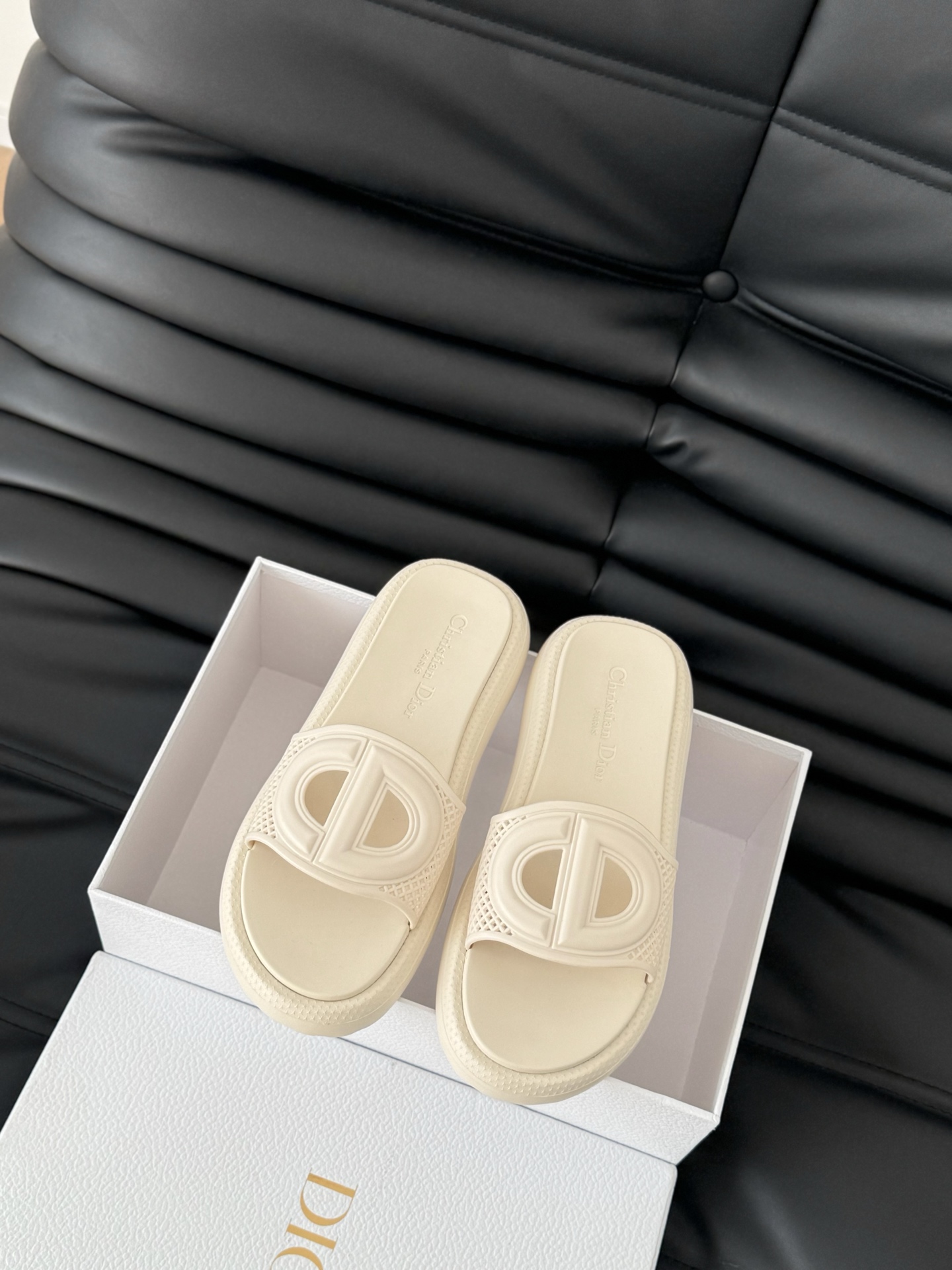 NO:164916,P run volume and price Dior new Dioract beach shoes!  The original mold opening is high quality!  Environmentally friendly mold opening PVC, original outsole!  Size:35-40, slippers, dior, slippers19860909P跑量价 Dior新款 Dioract沙滩鞋！ 原版开模高品质！ 环保开模PVC,原版大底！ Size:35-40,拖鞋,dior,slippers,Women's Shoes