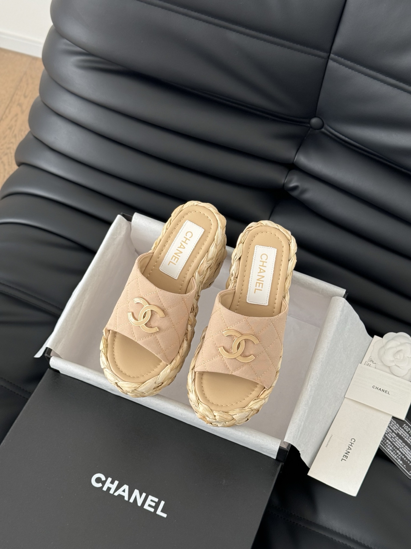 NO:164922,Chanel 25P new double C woven slippers New woven fabric woven upper inner sheepskin original outsole Size: 35-39 Other sizes customized, slippers, chanel, slippers, sheepskin19860909Chanel 25P新款双C编织拖鞋 新编织面料 编织鞋面 内里羊皮 原版大底 Size:35-39 其他码数定做,拖鞋,chanel,slippers,sheepskin,Women's Shoes