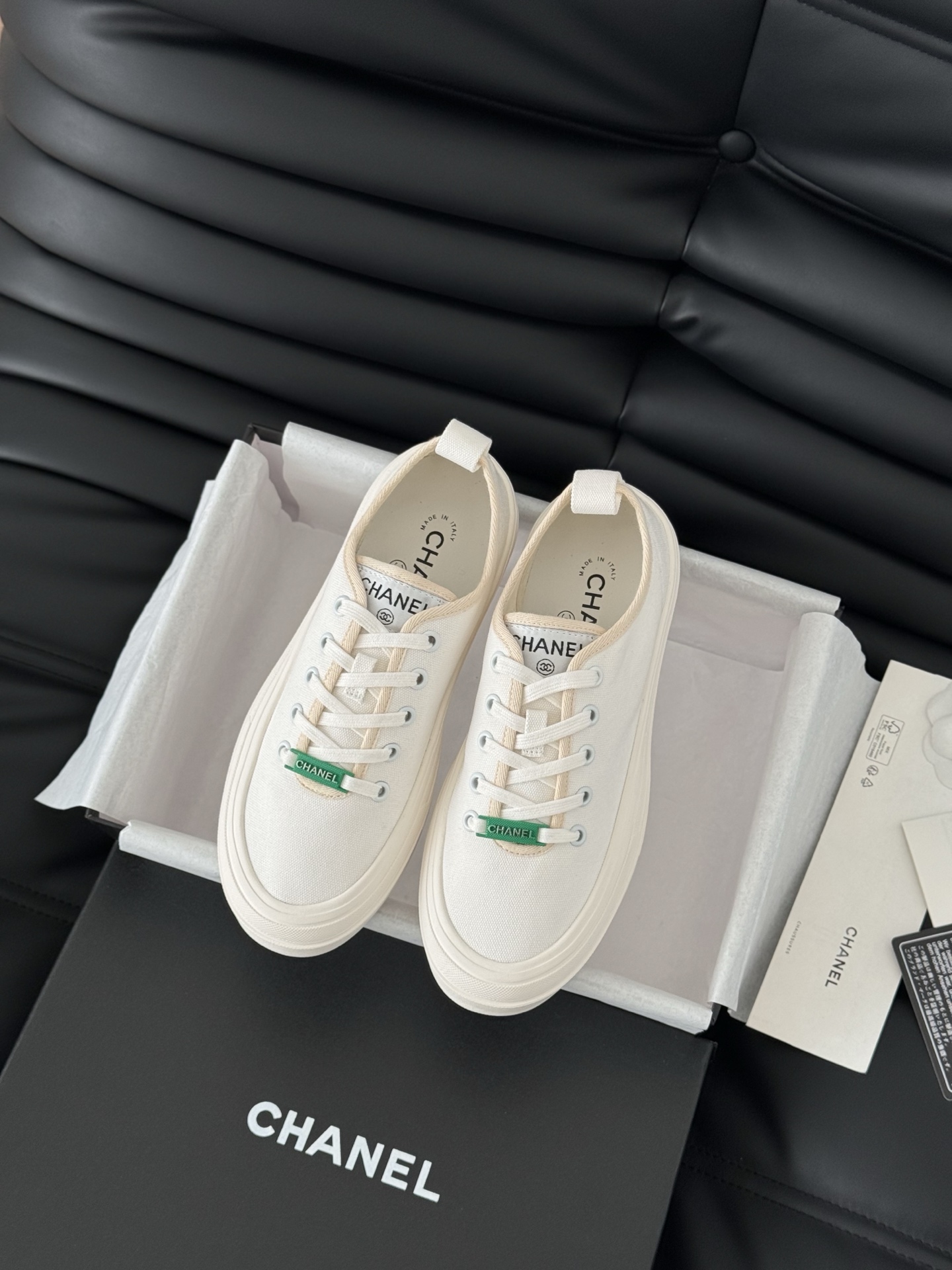 NO:164914,Chanel 25C hidden casual white shoes!  Vintage is full of sense, the medieval replica model is get~ The white shoes are suitable for spring and summer, and the black and white splicing is very Chanel. It is very retro college-like with socks. Size: 35-40, casual shoes/sports shoes, chanel, sneakers, socks19860909Chanel 25C隐藏款休闲小白鞋！ Vintage感满满,中古复刻款get啦～ 小白鞋适配春夏,黑白拼接就很Chanel. 配合袜子就很复古学院的感觉. Size:35-40,休闲鞋/运动鞋,chanel,sneakers,socks,Women's Shoes
