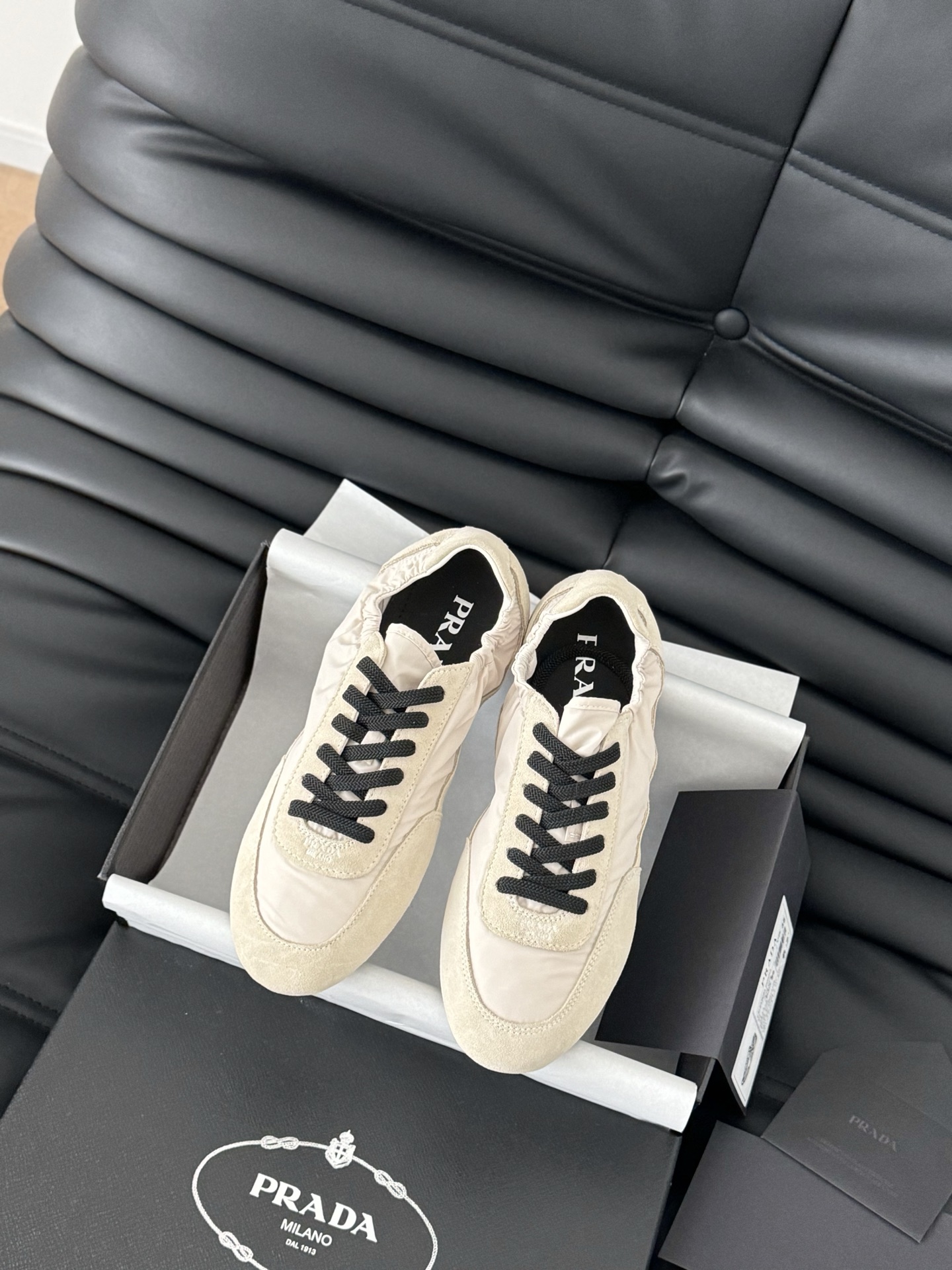 NO:164920,Prada's super popular soft and glutinous training shoes in 2025. The new 2025 model of glutinous training shoes are crazy. Flat design, not tired of walking, and suitable for sports when shopping. Super versatile, easy to grasp the sense of fashion. Don't wait, hurry up!  Size35-40, casual shoes/sports shoes, prada, sneakers19860909Prada 2025超火的软糯德训鞋 宝子们,2025新款德训鞋杀疯. 平底设计,走路不累,逛街运动都适配.超百搭,轻松拿捏时尚感.别等,快冲！ Size35-40,休闲鞋/运动鞋,prada,sneakers,Women's Shoes