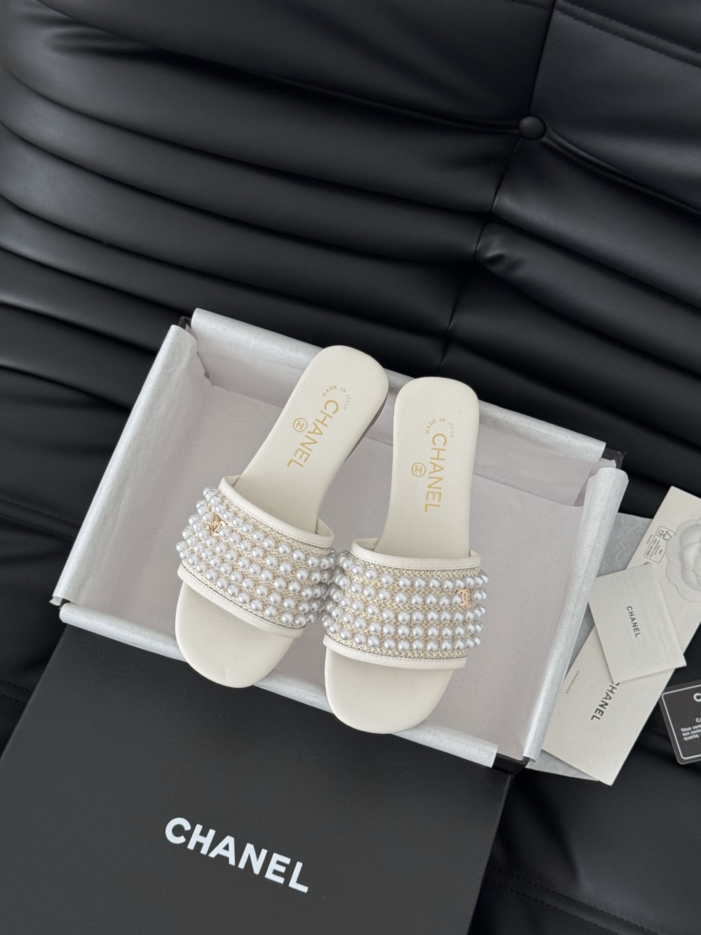 NO:233814,Chanel 25K high-end handicraft pearl series slippers As always high-end classic series upper sheepskin inner sheepskin leather outsole Size:35-39 Other sizes are fixed, slippers, chanel, slippers, sheepskin, Leather soles19860909Chanel 25K高级手工坊珍珠系列拖鞋 一如既往的高版本 经典系列 鞋面羊皮 内里羊皮 真皮大底 Size:35-39 其他码数定,拖鞋,chanel,slippers,sheepskin,Leather soles,Women's Shoes