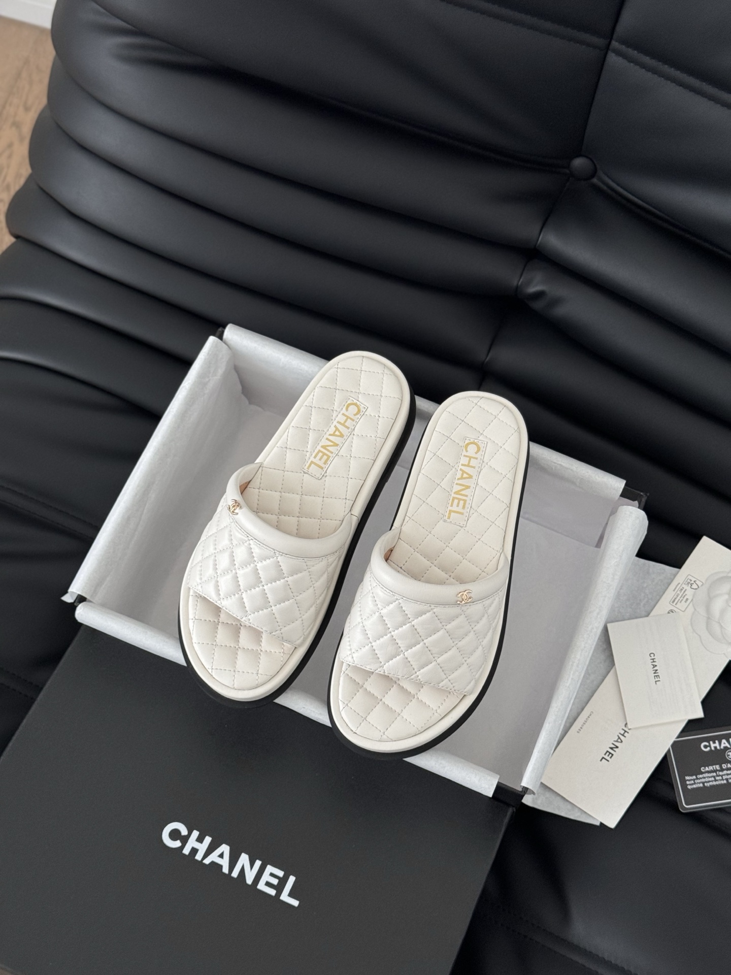 NO:233816,Chanel 25K high-end handmade workshop diamond-shaped slippers As always high-end classic series upper sheepskin inner sheepskin leather outsole Size:35-39 Other sizes are fixed, slippers, chanel, slippers, sheepskin, Leather soles19860909Chanel 25K高级手工坊菱格系列拖鞋 一如既往的高版本 经典系列 鞋面羊皮 内里羊皮 真皮大底 Size:35-39 其他码数定,拖鞋,chanel,slippers,sheepskin,Leather soles,Women's Shoes