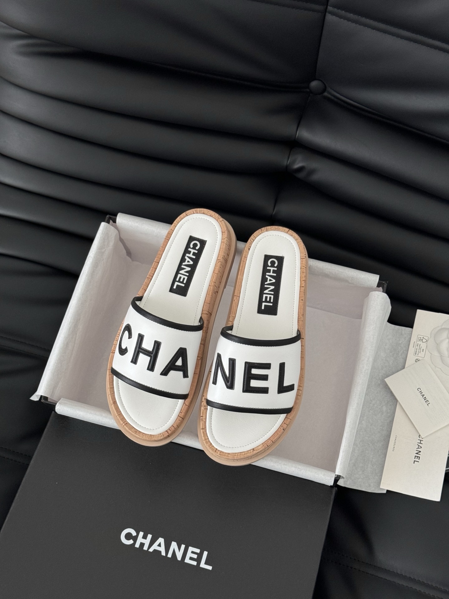 NO:233818,P-leather cloth Chanel 25K new letter slippers Sheepskin upper inner sheepskin original outsole Size:35-39 Other sizes customized, slippers, chanel, slippers, sheepskin19860909P皮 布 Chanel 25K新款字母拖鞋 羊皮鞋面 内里羊皮 原版大底 Size:35-39 其他码数定做,拖鞋,chanel,slippers,sheepskin,Women's Shoes