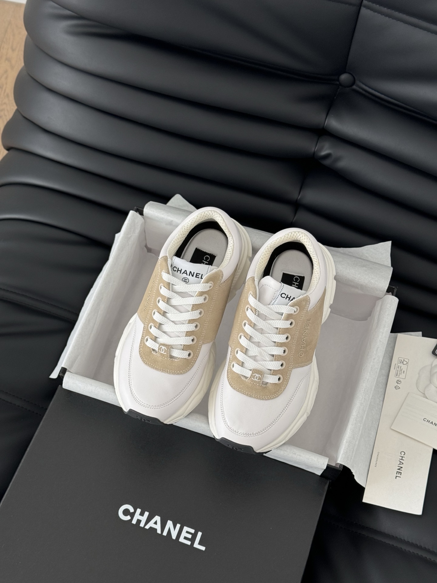 NO:233844,Chanel 25C new panda sports and casual shoes, versatile white shoes, style matching will not go wrong, contrasting colors are full of vitality, side imprint logo, foot very delicate, original custom material of upper, original outsole Size: 35-40, casual shoes/sports shoes, chanel, sneakers19860909Chanel 25C新款熊猫运动休闲鞋 百搭小白鞋 款式搭配不会出错 撞色搭配活力满满啊 侧面压印logo 上脚很秀气 鞋面原版定制材料 原版大底 Size:35-40,休闲鞋/运动鞋,chanel,sneakers,Women's Shoes