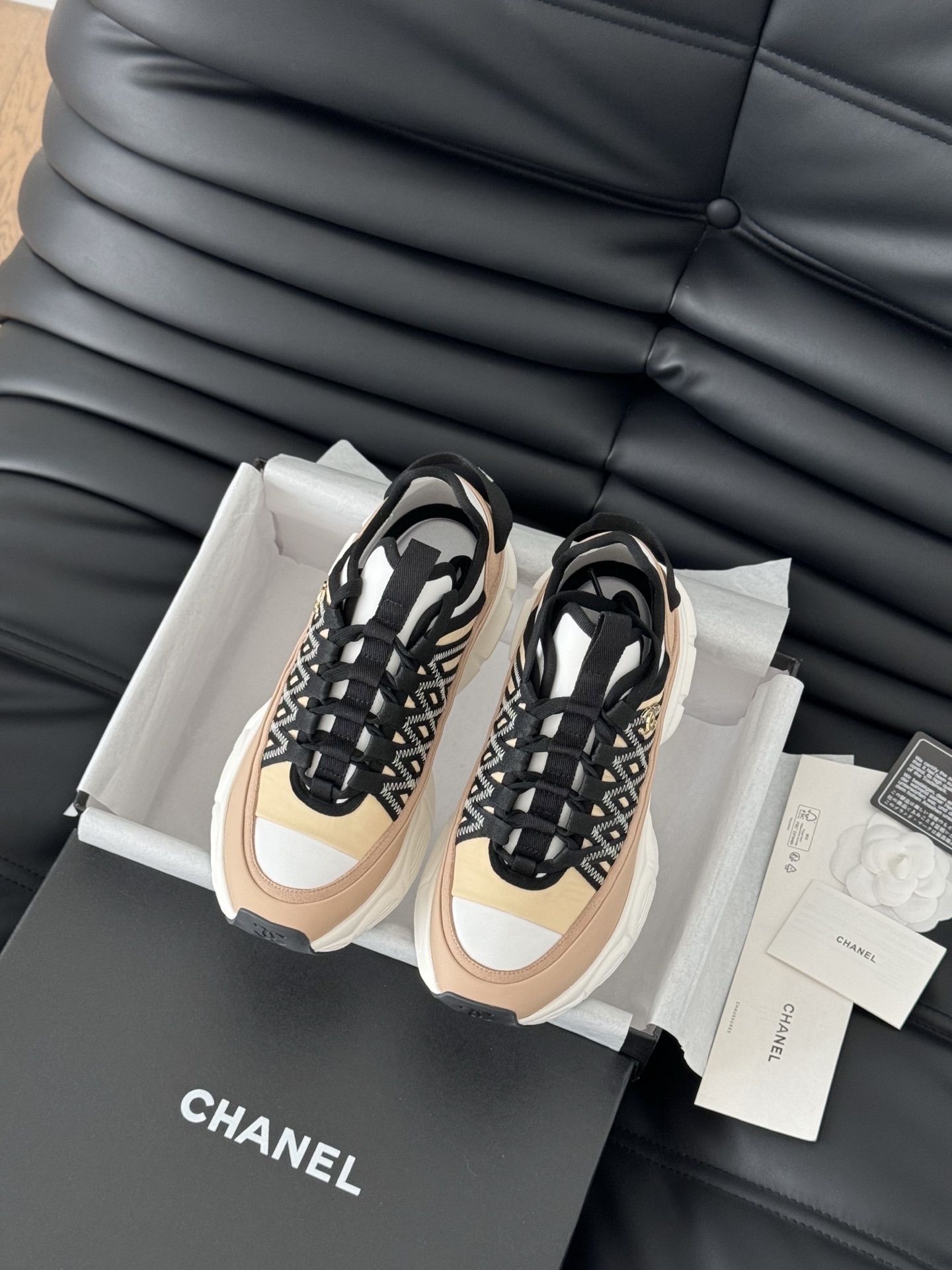 NO:233829,Chanel 25C new panda sports and casual shoes, versatile white shoes, style matching will not go wrong, contrasting colors are full of vitality, side imprint logo, foot very delicate, original custom material of upper, original outsole Size: 35-40, casual shoes/sports shoes, chanel, sneakers19860909Chanel 25C新款熊猫运动休闲鞋 百搭小白鞋 款式搭配不会出错 撞色搭配活力满满啊 侧面压印logo 上脚很秀气 鞋面原版定制材料 原版大底 Size:35-40,休闲鞋/运动鞋,chanel,sneakers,Women's Shoes