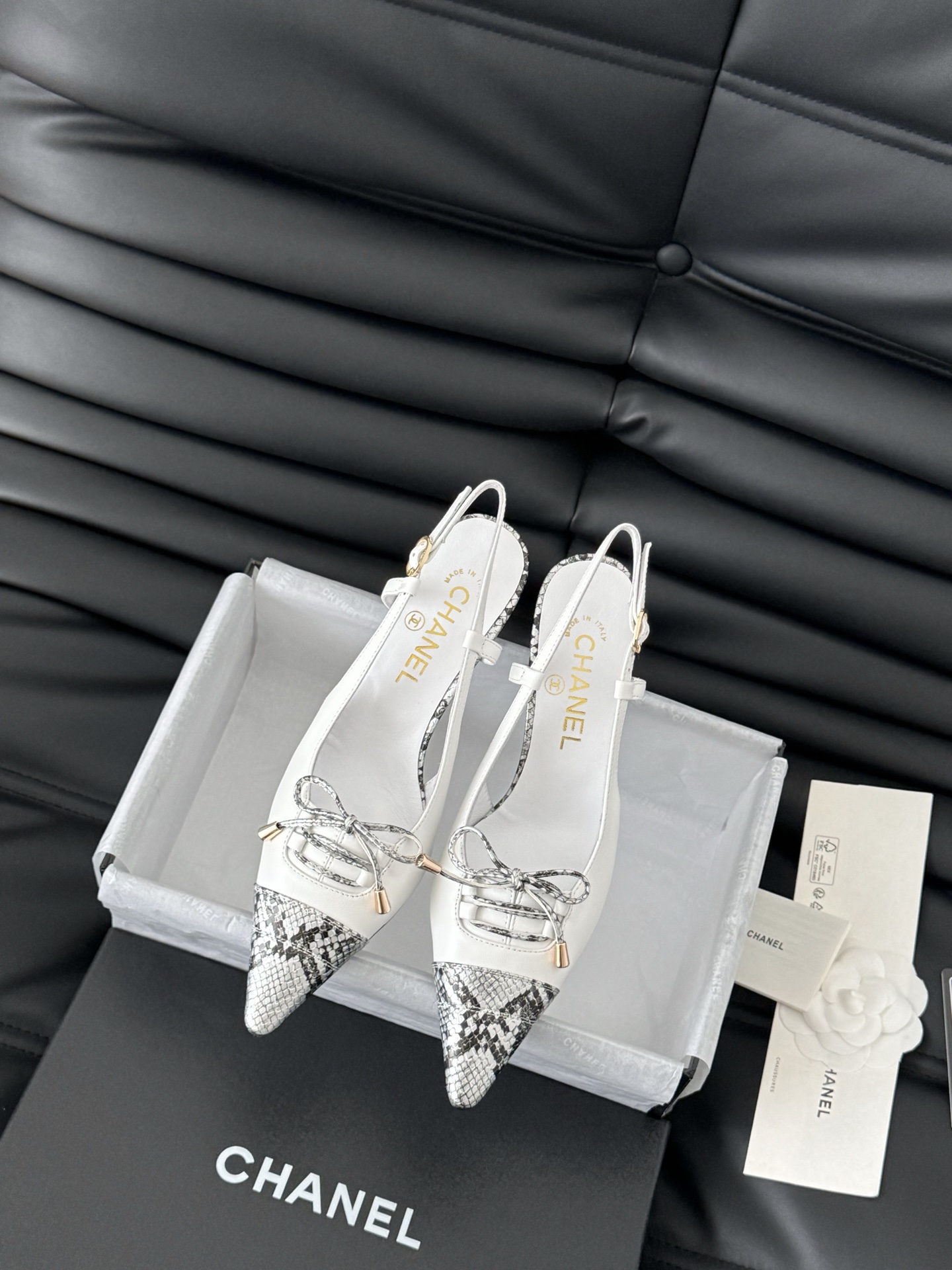 NO:233825,Chanel Vintage mid-range sandals are simple but not simple, and the feet are particularly thin. Customized upper surface, inner foot pad sheepskin, genuine leather soles. Heel height 7 Size: 35-39 Other sizes customized, sandals, chanel, sandals, sheepskin, Leather soles19860909Chanel Vintage中古系列凉鞋 简约而不简单的款,上脚特别显脚细. 鞋面定制面,内里垫脚羊皮,真皮大底. 跟高7 Size:35-39 其它码数定做,凉鞋,chanel,sandals,sheepskin,Leather soles,Women's Shoes