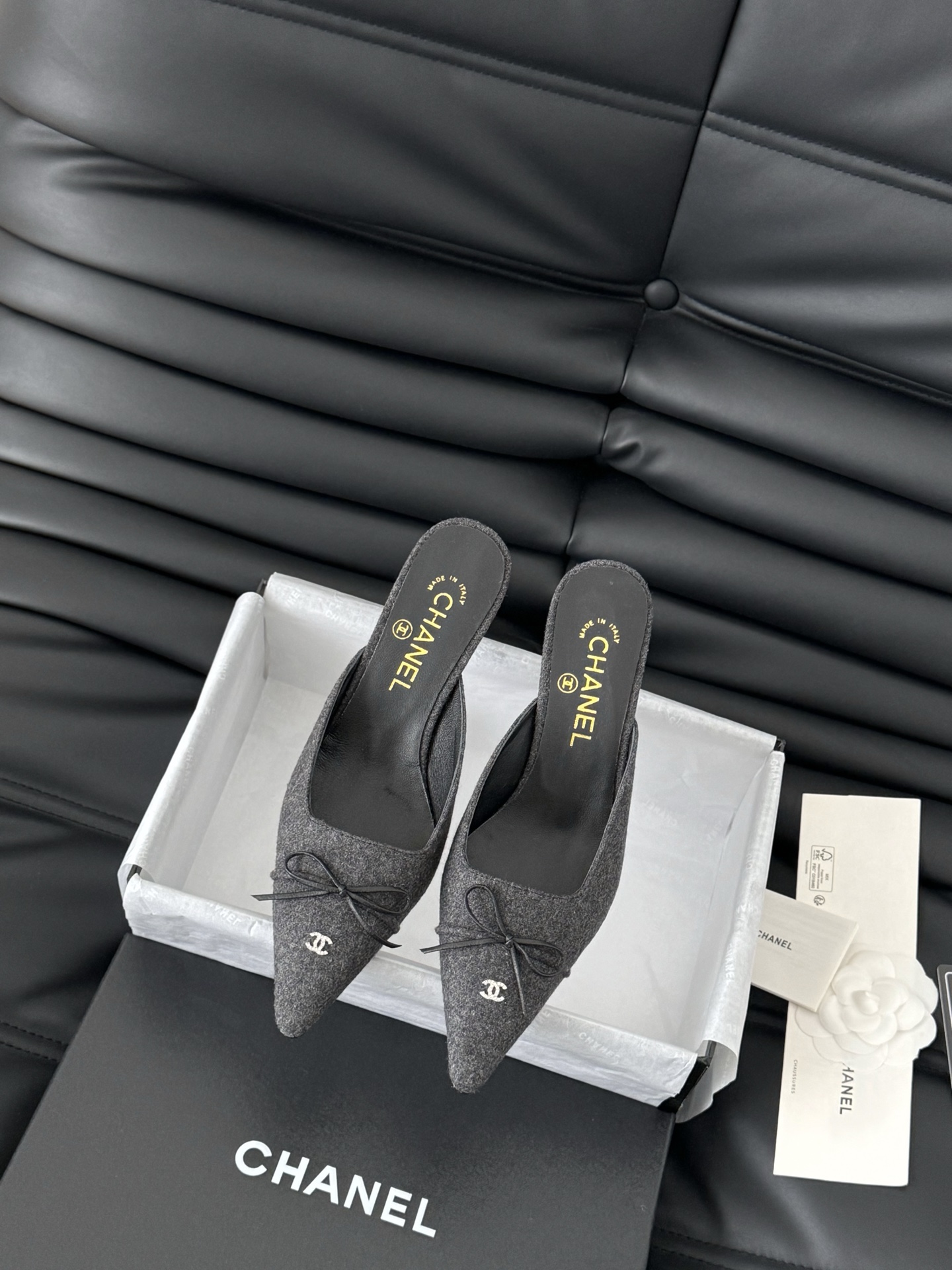 NO:222893,Chanel Vintage mid-range sandals are simple but not simple, and the feet are particularly thin. Customized upper surface, inner foot pad sheepskin, genuine leather soles. Heel height 7 Size: 35-39 Other sizes customized, semi-torque high heels, chanel, sandals, high heels, sheepskin, Leather soles19860909Chanel Vintage中古系列凉鞋 简约而不简单的款,上脚特别显脚细. 鞋面定制面,内里垫脚羊皮,真皮大底. 跟高7 Size:35-39 其它码数定做,半拖高跟鞋,chanel,sandals,high heels,sheepskin,Leather soles,Women's Shoes