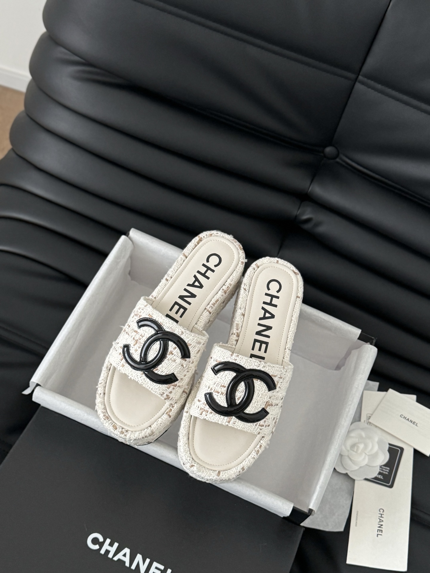 NO:233820,Chanel 25K new letter slippers, cloth upper, inner sheepskin, original outsole Size:35-39 Customized for other sizes, slippers, chanel, slippers, sheepskin19860909Chanel 25K新款字母拖鞋 布鞋面 内里羊皮 原版大底 Size:35-39 其他码数定做,拖鞋,chanel,slippers,sheepskin,Women's Shoes