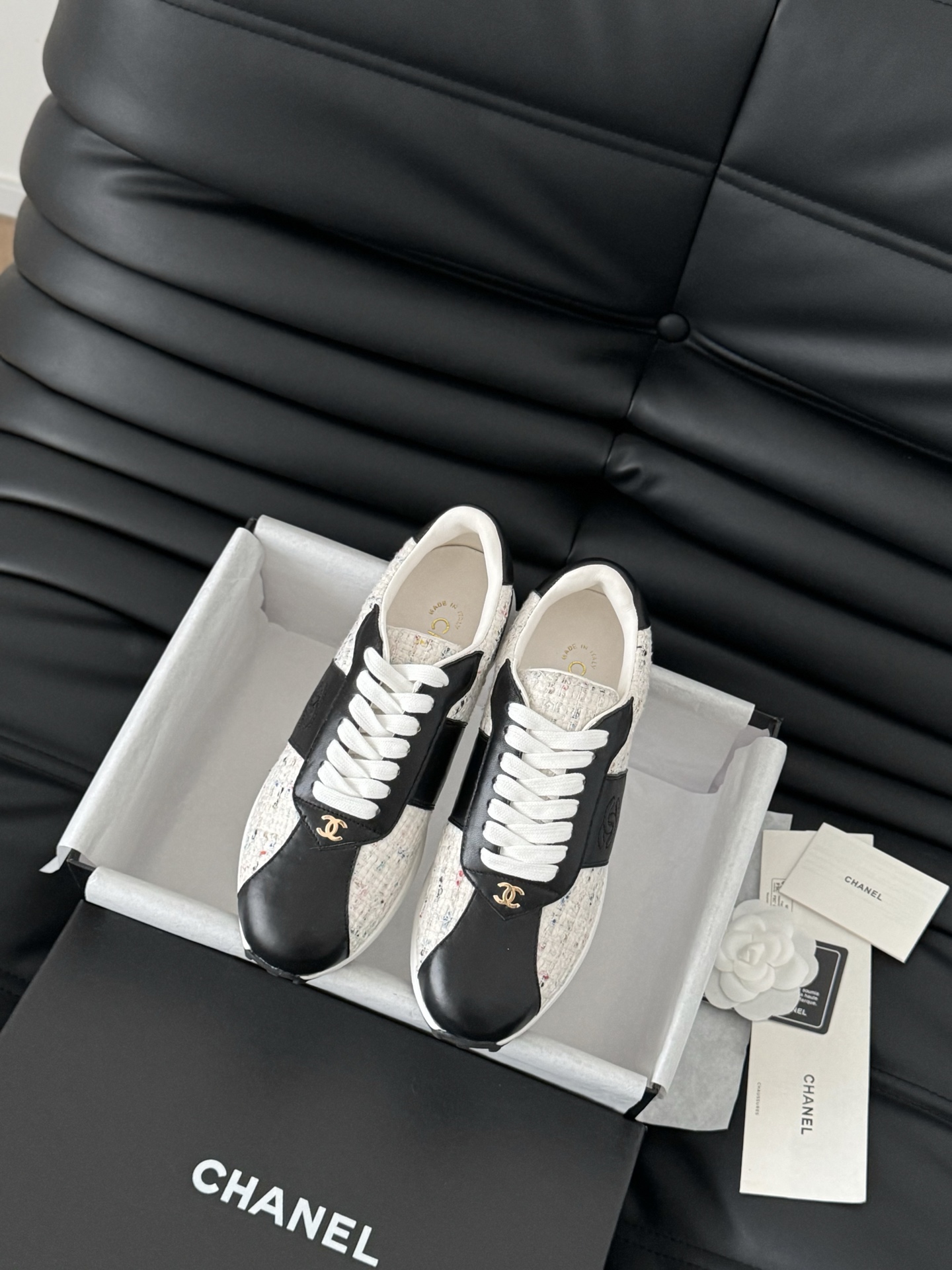 NO:233835,Chanel 25C new panda sports and casual shoes, versatile white shoes, style matching will not go wrong, contrasting colors are full of vitality, side imprint logo, foot very delicate, original custom material of upper, original outsole Size: 35-40, casual shoes/sports shoes, chanel, sneakers19860909Chanel 25C新款熊猫运动休闲鞋 百搭小白鞋 款式搭配不会出错 撞色搭配活力满满啊 侧面压印logo 上脚很秀气 鞋面原版定制材料 原版大底 Size:35-40,休闲鞋/运动鞋,chanel,sneakers,Women's Shoes