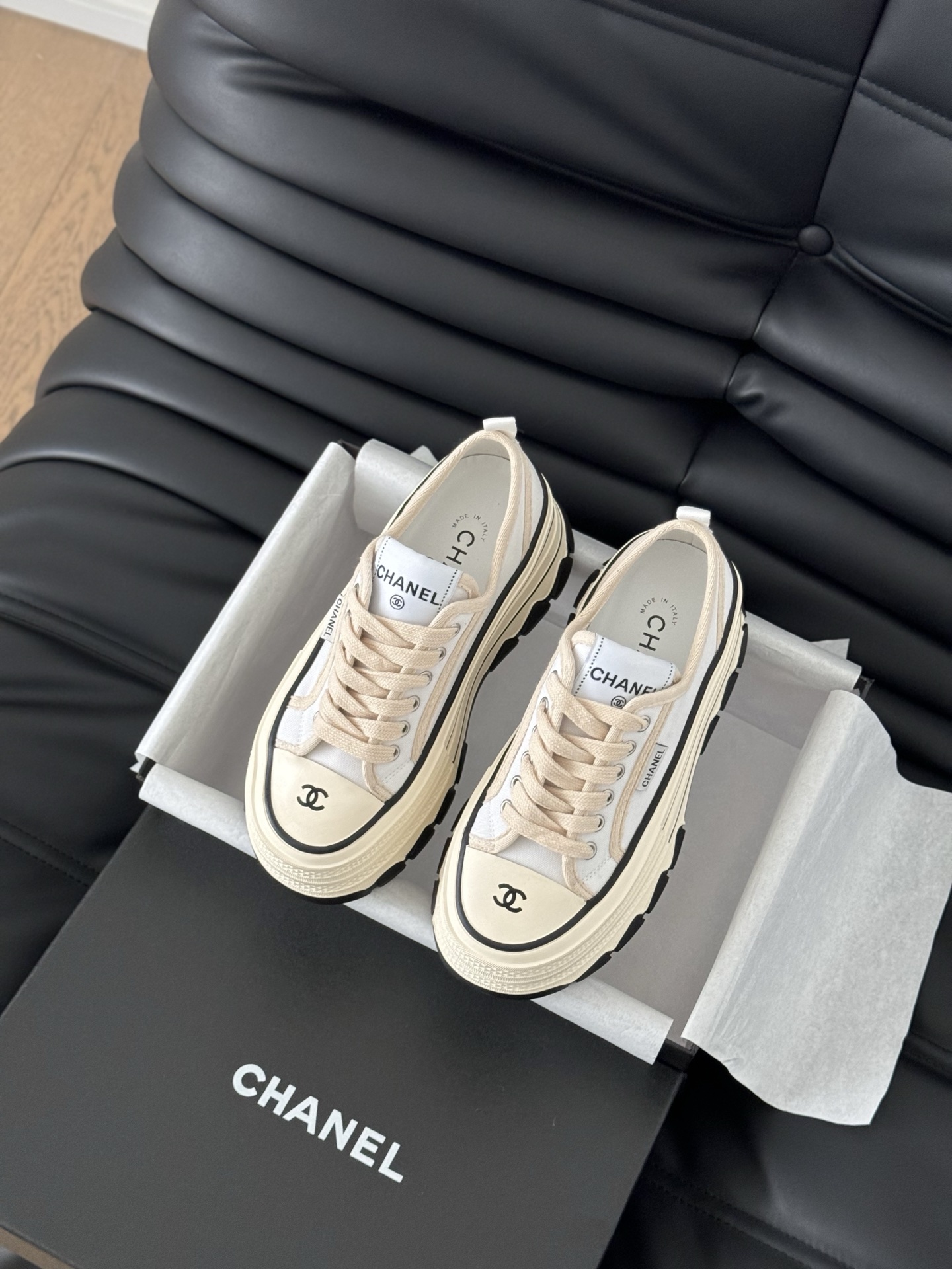 NO:233838,Chanel 25C hidden casual white shoes!  Vintage is full of sense, the medieval replica model is get~ The white shoes are suitable for spring and summer, and the black and white splicing is very Chanel. It is very retro college-like with socks. Size: 35-40, casual shoes/sports shoes, chanel, sneakers, socks19860909Chanel 25C隐藏款休闲小白鞋！ Vintage感满满,中古复刻款get啦～ 小白鞋适配春夏,黑白拼接就很Chanel. 配合袜子就很复古学院的感觉. Size:35-40,休闲鞋/运动鞋,chanel,sneakers,socks,Women's Shoes