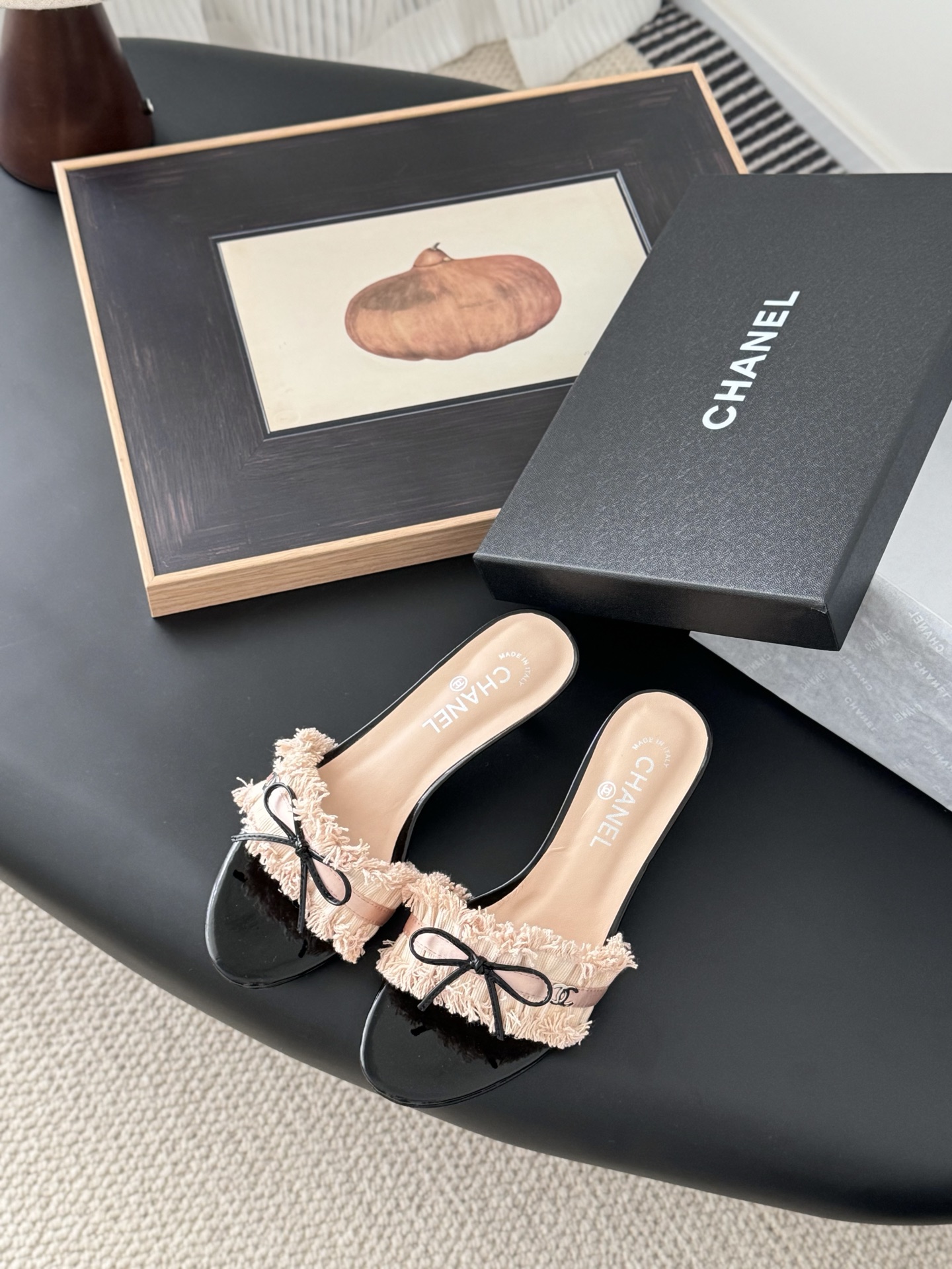 NO:233822,Chanel Vintage mid-range sandals are simple but not simple, and the feet are particularly thin. Customized upper surface, inner foot pad sheepskin, genuine leather soles. Heel height 7 Size: 35-39 Other sizes customized, slippers, chanel, sandals, slippers, sheepskin, Leather soles19860909Chanel Vintage中古系列凉鞋 简约而不简单的款,上脚特别显脚细. 鞋面定制面,内里垫脚羊皮,真皮大底. 跟高7 Size:35-39 其它码数定做,拖鞋,chanel,sandals,slippers,sheepskin,Leather soles,Women's Shoes