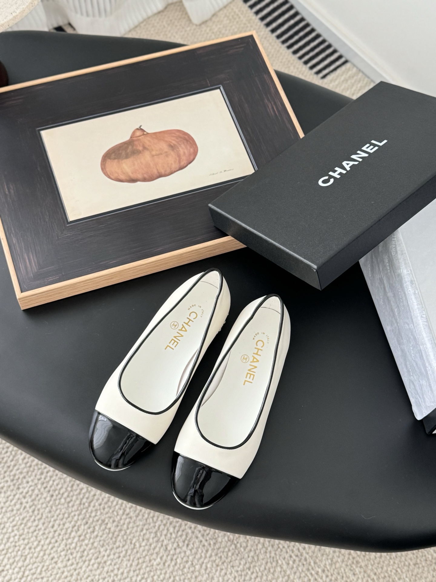 NO:233854,Chanel 25C catwalk Mary Jane single shoes are simple yet sweet and playful!  Solid color fabric is refreshing and easy to match, and it is more heeled with buttons. Upper cowhide, inner sheepskin, genuine leather soles Size: 35-39 Other sizes customized, Mary Jane, chanel, mary jane, cowhide, sheepskin, Leather soles19860909Chanel 25C走秀款玛丽珍单鞋 简约又不失甜美俏皮！ 纯色面料清爽易搭,搭配扣子更加跟脚. 鞋面牛皮 内里羊皮 真皮大底 Size:35-39 其它码数定做,玛丽珍,chanel,mary jane,cowhide,sheepskin,Leather soles,Women's Shoes