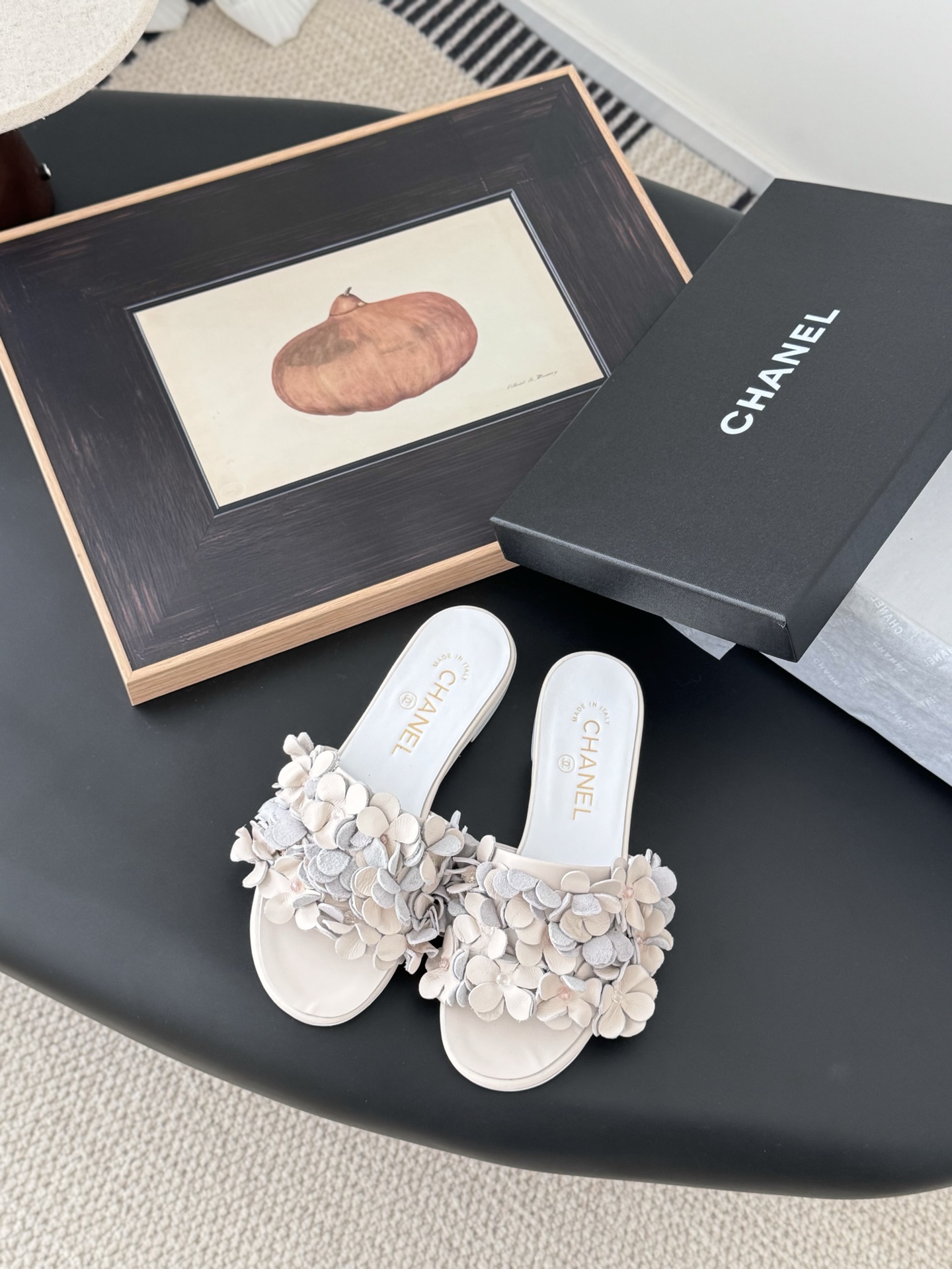 NO:233826,Chanel 25P new camellia slippers. Each exquisite flower has a small crystal flower core embellishment. I would like to call it the hydrangeas. The difference between this season's Mary Jane shoes is very unique and fairy. The half-hollowed lace-up design is small and playful and invincible. The white lace-up is very beautiful and girlish. The upper inside the upper and the leather outsole. Size: 35-39 40 Custom made non-return and exchange, slippers, chanel, mary jane, slippers, sheepskin, Leather soles19860909Chanel 25P新款山茶花拖鞋 精致的花朵每一朵都有小水晶花芯儿点缀我愿叫它星星点点的绣球花很别致又很仙女 这一季的玛丽珍鞋子区别与以前半镂空的系带设计小俏皮又无敌舒适 白色系奶乎乎穿起来很乖的少女感 鞋面内里羊皮 真皮大底 Size:35-39 40定做不退换,拖鞋,chanel,mary jane,slippers,sheepskin,Leather soles,Women's Shoes