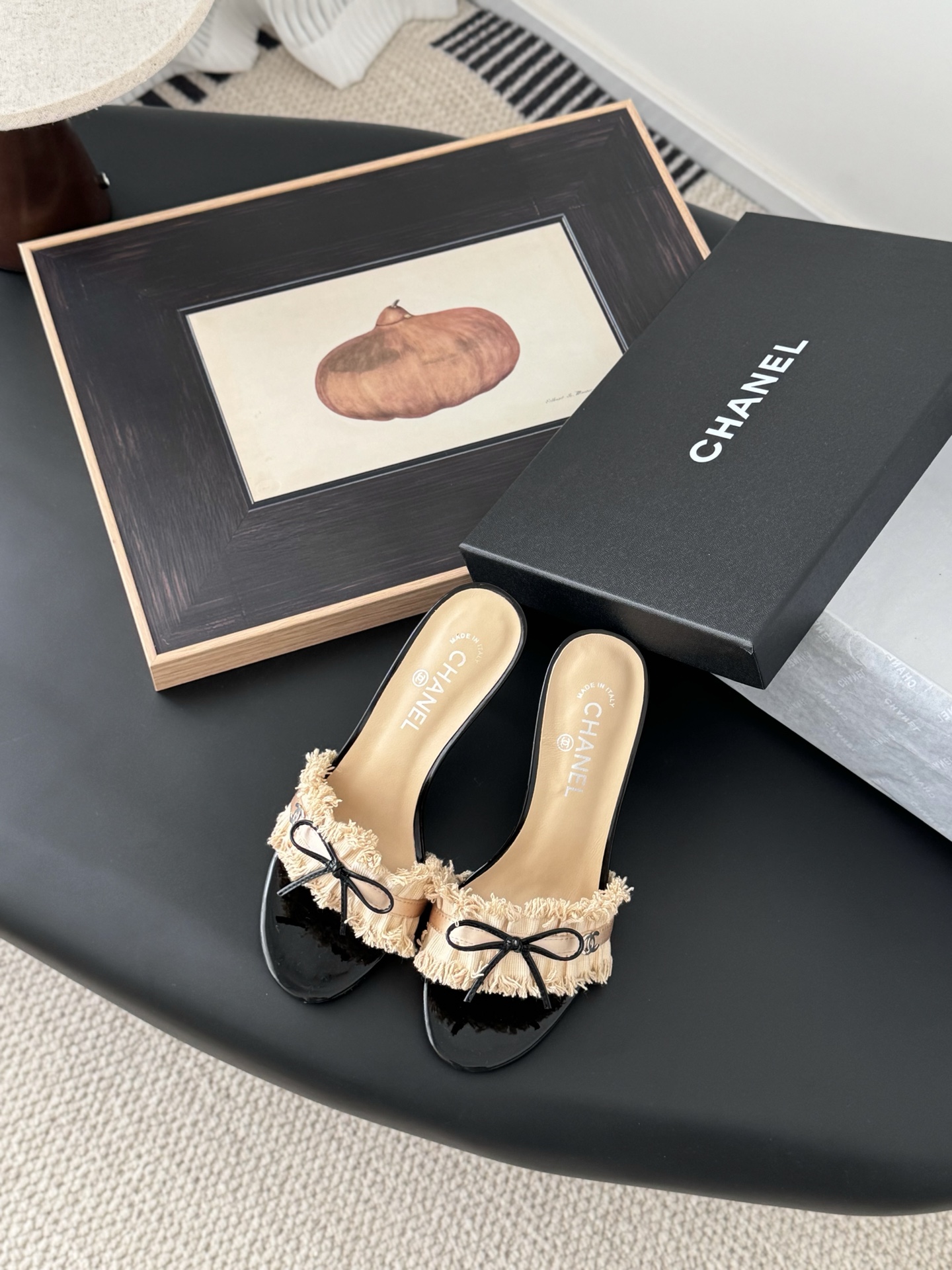 NO:222890,Chanel Vintage mid-range sandals are simple but not simple, and the feet are particularly thin. Customized upper surface, inner foot pad sheepskin, genuine leather soles. Heel height 5/8cm Size: 35-39 Other sizes customized, slippers, chanel, sandals, slippers, sheepskin, Leather soles19860909Chanel Vintage中古系列凉鞋 简约而不简单的款,上脚特别显脚细. 鞋面定制面,内里垫脚羊皮,真皮大底. 跟高5/8cm Size:35-39 其它码数定做,拖鞋,chanel,sandals,slippers,sheepskin,Leather soles,Women's Shoes