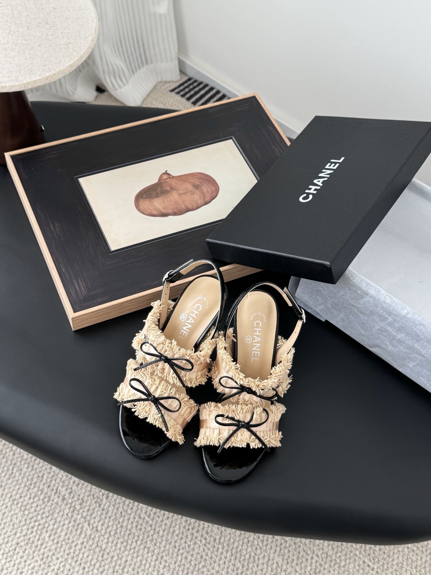 NO:233827,Chanel Vintage mid-range sandals are simple but not simple, and the feet are particularly thin. Customized upper surface, inner foot pad sheepskin, genuine leather soles. Heel height 5/8cm Size: 35-39 Other sizes customized, sandals, chanel, sandals, sheepskin, Leather soles19860909Chanel Vintage中古系列凉鞋 简约而不简单的款,上脚特别显脚细. 鞋面定制面,内里垫脚羊皮,真皮大底. 跟高5/8cm Size:35-39 其它码数定做,凉鞋,chanel,sandals,sheepskin,Leather soles,Women's Shoes