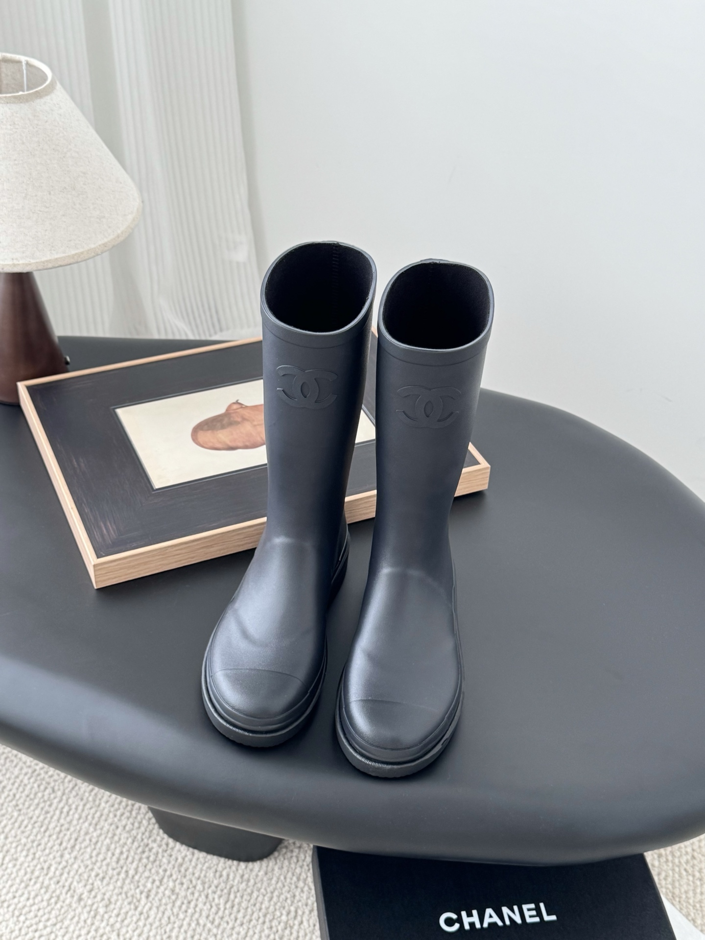 NO:222886,Purchase level, upgraded version, re-adjustment of last, original level of shoe mouth cut and workmanship, P high cylinder, purchased two pairs of original versions for high money, just for the pair, comprehensive upgrade version, complete colors in the whole series, Chanel seamless version rain boots, paired version, original consistent rubber material, softer and more foot-filled, original method, seamless in the middle!  After more than two months, you can adjust the shoe lasts, details, etc. to achieve a qualitative leap, which can satisfy you who pursue perfect details!  Rubber vulcanization process without intermediate seam Rubber vulcanization production process, consistent with the original Environmentally friendly rubber material, no odor, consistent with the original No stitching, consistent with the original Soles and boots are combined cold-adhesive process, non-single-use molding, consistent with the original Size:35-40, boots, chanel, boots, rain boots19860909代购级别 升级版本 重新调楦 鞋口切口和做工原版级别 P高筒 重金购入两对原版开发 只为对版 全面升级版本 全系列颜色做齐 Chanel 无缝版本雨靴 对版货 原版一致橡胶材质 更软更包脚,原版做法,中间无缝！ 再历经2个多月,从鞋楦、细节等方面调整,实现质的飞跃,可以满足追求细节完美的你！ 无中缝线橡胶硫化工艺 橡胶硫化生产工艺,与原版一致 环保橡胶材质,无异味,与原版一致 无合缝线,与原版一致 鞋底和靴筒是组合冷粘工艺,非一次性成型,与原版一致 Size:35-40,靴子,chanel,boots,rain boots,Women's Shoes