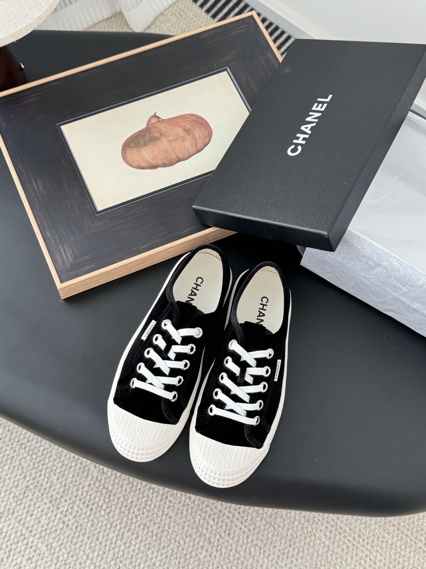 NO:225037,With white airplane box Chanel 25C hidden casual white shoes!  Vintage is full of sense, the medieval replica model is get~ The white shoes are suitable for spring and summer, and the black and white splicing is very Chanel. It is very retro college-like with socks. Size: 35-40, casual shoes/sports shoes, chanel, sneakers, socks19860909配白色飞机盒 Chanel 25C隐藏款休闲小白鞋！ Vintage感满满,中古复刻款get啦～ 小白鞋适配春夏,黑白拼接就很Chanel. 配合袜子就很复古学院的感觉. Size:35-40,休闲鞋/运动鞋,chanel,sneakers,socks,Women's Shoes