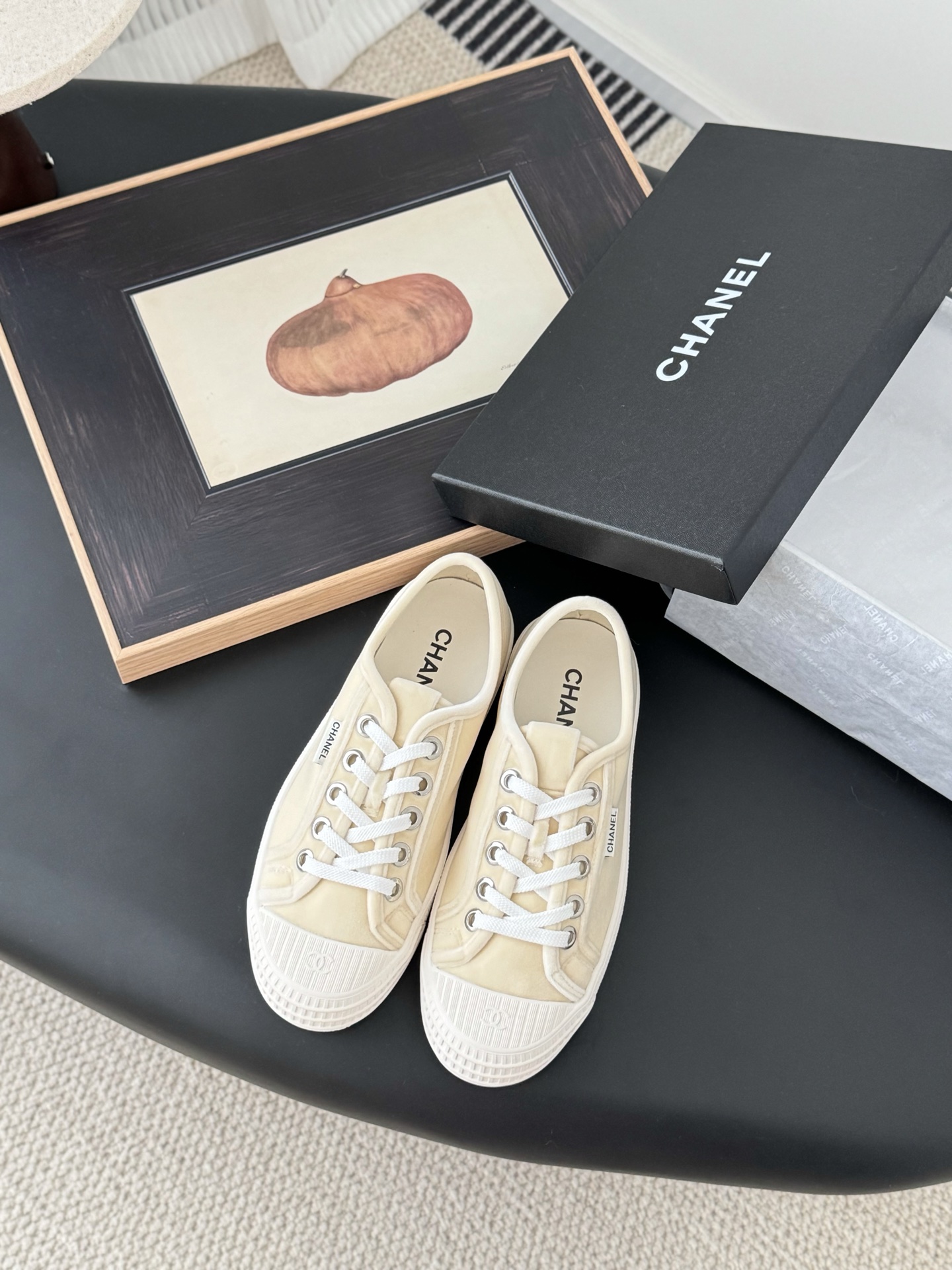 NO:225003,The latest version is equipped with a white airplane box Chanel 25C hidden casual white shoes!  Vintage is full of sense, the medieval replica model is get~ The white shoes are suitable for spring and summer, and the black and white splicing is very Chanel. It is very retro college-like with socks. Size: 35-40, casual shoes/sports shoes, chanel, sneakers, socks19860909最新版面配白色飞机盒 Chanel 25C隐藏款休闲小白鞋！ Vintage感满满,中古复刻款get啦～ 小白鞋适配春夏,黑白拼接就很Chanel. 配合袜子就很复古学院的感觉. Size:35-40,休闲鞋/运动鞋,chanel,sneakers,socks,Women's Shoes