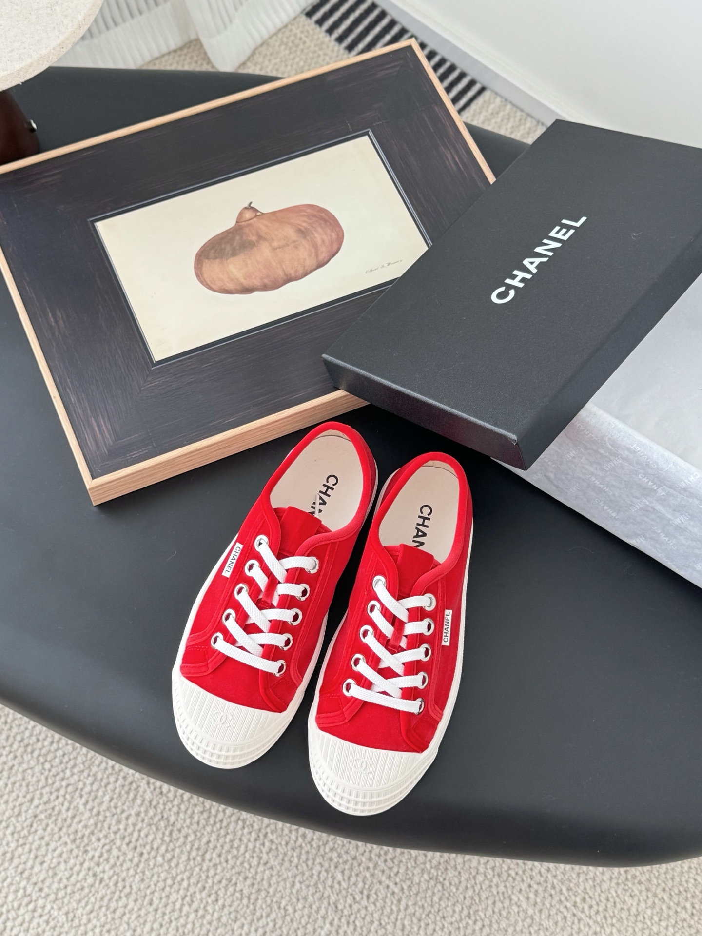 NO:225007,The latest version of 2025 is equipped with a white airplane box Chanel 25C hidden casual white shoes!  Vintage is full of sense, the medieval replica model is get~ The white shoes are suitable for spring and summer, and the black and white splicing is very Chanel. It is very retro college-like with socks. Size: 35-40, casual shoes/sports shoes, chanel, sneakers, socks198609092025最新版面配白色飞机盒 Chanel 25C隐藏款休闲小白鞋！ Vintage感满满,中古复刻款get啦～ 小白鞋适配春夏,黑白拼接就很Chanel. 配合袜子就很复古学院的感觉. Size:35-40,休闲鞋/运动鞋,chanel,sneakers,socks,Women's Shoes