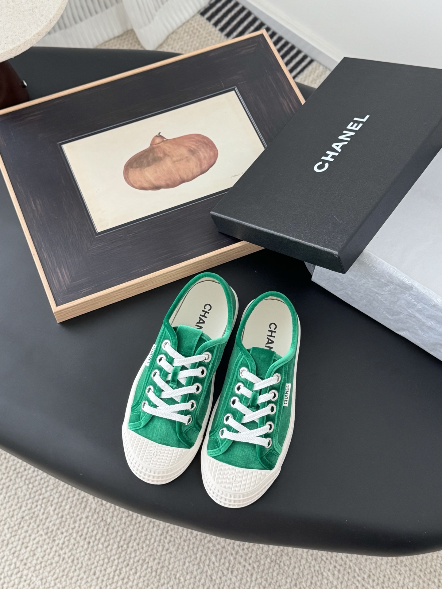 NO:225013,The latest version is equipped with a white airplane box Chanel 25C hidden casual white shoes!  Vintage is full of sense, the medieval replica model is get~ The white shoes are suitable for spring and summer, and the black and white splicing is very Chanel. It is very retro college-like with socks. Size: 35-40, casual shoes/sports shoes, chanel, sneakers, socks19860909最新版面配白色飞机盒 Chanel 25C隐藏款休闲小白鞋！ Vintage感满满,中古复刻款get啦～ 小白鞋适配春夏,黑白拼接就很Chanel. 配合袜子就很复古学院的感觉. Size:35-40,休闲鞋/运动鞋,chanel,sneakers,socks,Women's Shoes