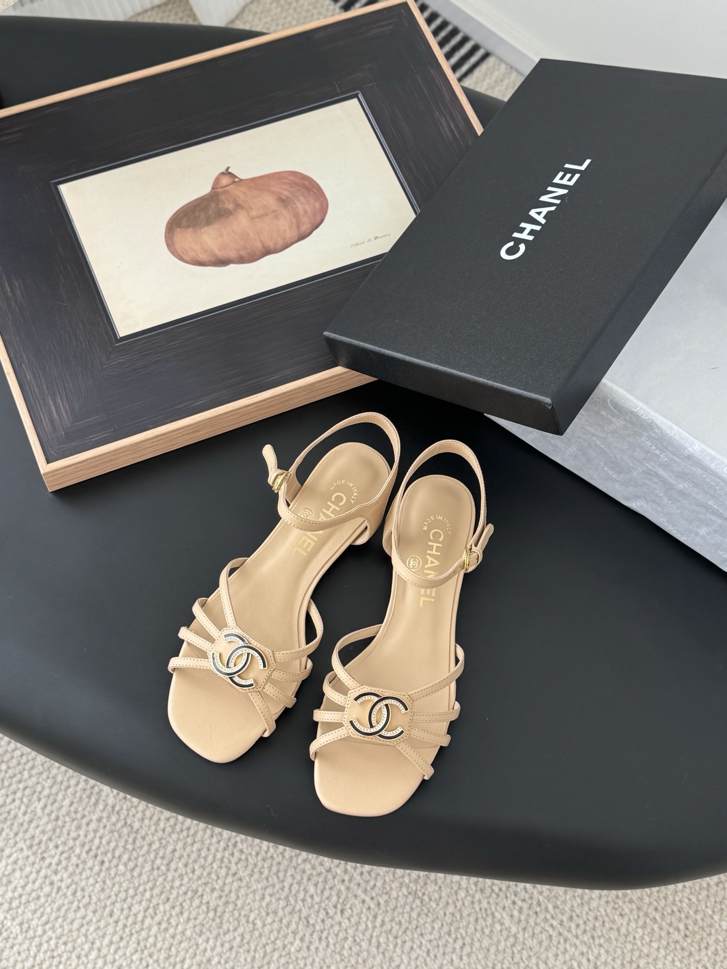 NO:233810,Chanel 25P early spring new high-end handicraft sandals as always high-end classic layout upper inner sheepskin leather outsole flat sole/5/8 three heights Size:35-39 Other sizes are set, sandals, chanel, sandals, sheepskin, Leather soles19860909Chanel 25P早春新款高级手工坊凉鞋 一如既往的高版本 经典版面 鞋面内里羊皮 真皮大底 平底/5/8 三个高度 Size:35-39 其他码数定,凉鞋,chanel,sandals,sheepskin,Leather soles,Women's Shoes