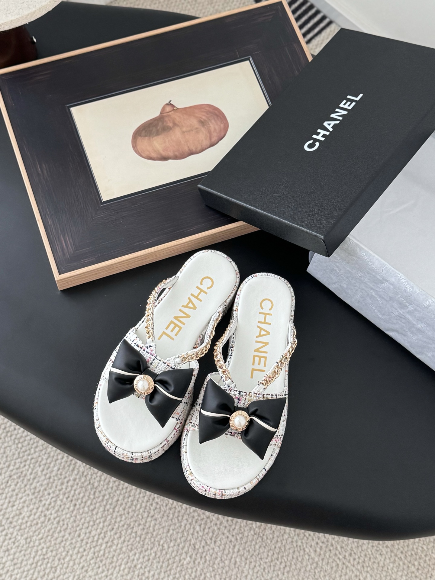 NO:222920,Chanel 25P spring and summer new style hot thick-soled casual sandals very popular. It is a very difficult to buy shoe that is the most popular thick-soled sandals on the Internet. You can imagine that Xiaoxiangkong cannot miss it. It is a coexistence of appearance and comfort. Simple and versatile thick-soled height enhancement and super versatile Size: 35-39 Customized for other sizes, slippers, chanel, sandals, slippers19860909Chanel 25P春夏新款火爆厚底休闲凉鞋 非常火爆 非常难买的一款鞋全网最火的厚底凉鞋 可想而知小香控不可错过的 颜值与舒适并存的 简约百搭厚底增高超级百搭 Size:35-39 其它码数定做,拖鞋,chanel,sandals,slippers,Women's Shoes