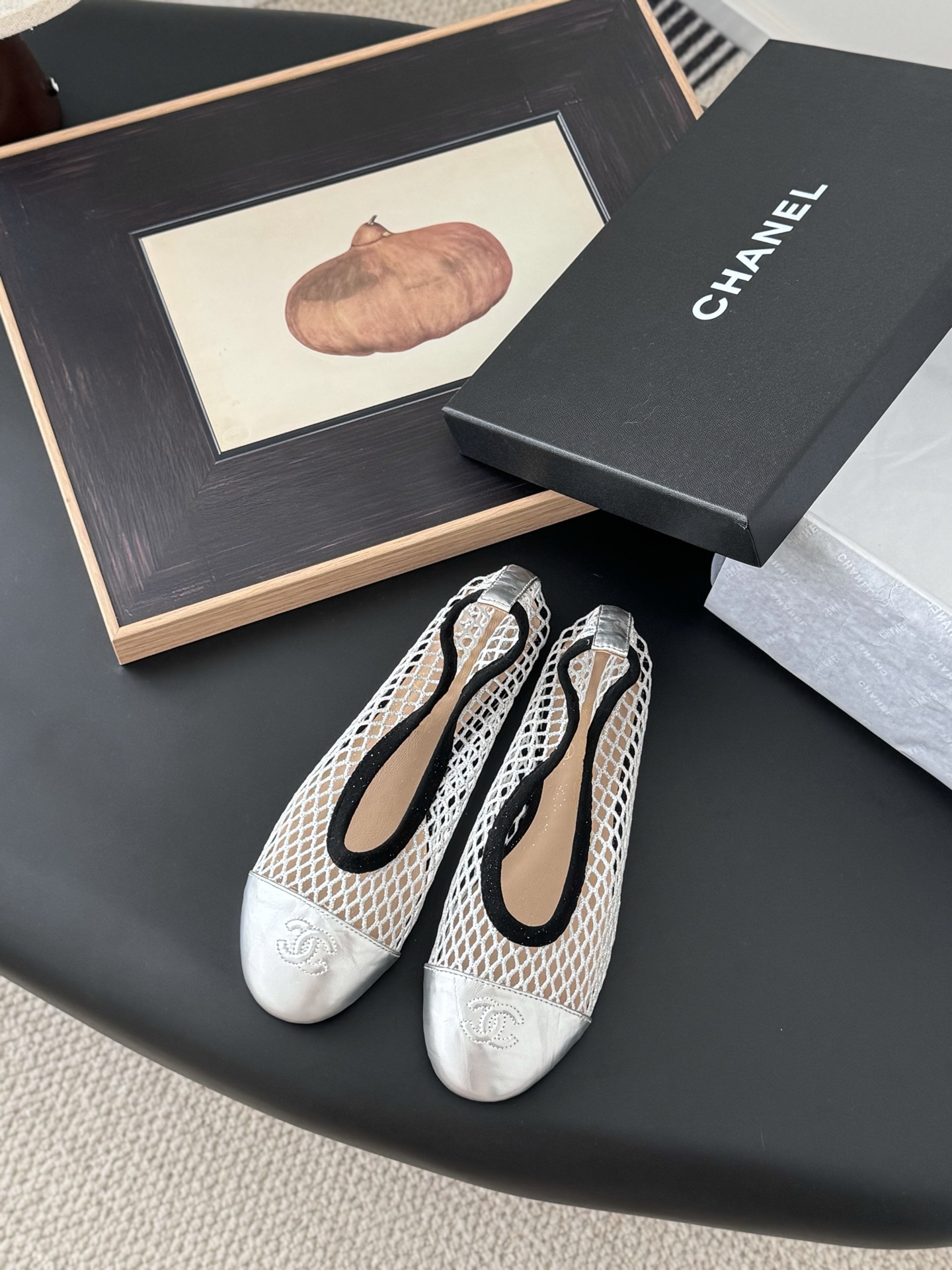 NO:259369,Chanel 25P new mesh single shoes, spring and summer main style, super exciting style. A must-have item for travel, it looks good no matter how you wear it. Upper mesh, inner sheepskin, genuine leather sole Size:35-39 40 41 42 Customized, single shoes, chanel, sheepskin19860909Chanel 25P新款网纱面单鞋 春夏主季打款,超爆级款的节奏. 出行必单备品,随意搭配么怎穿都好看. 鞋面网纱面 内里羊皮 真皮底 Size:35-39 40 41 42定做,单鞋,chanel,sheepskin,Women's Shoes