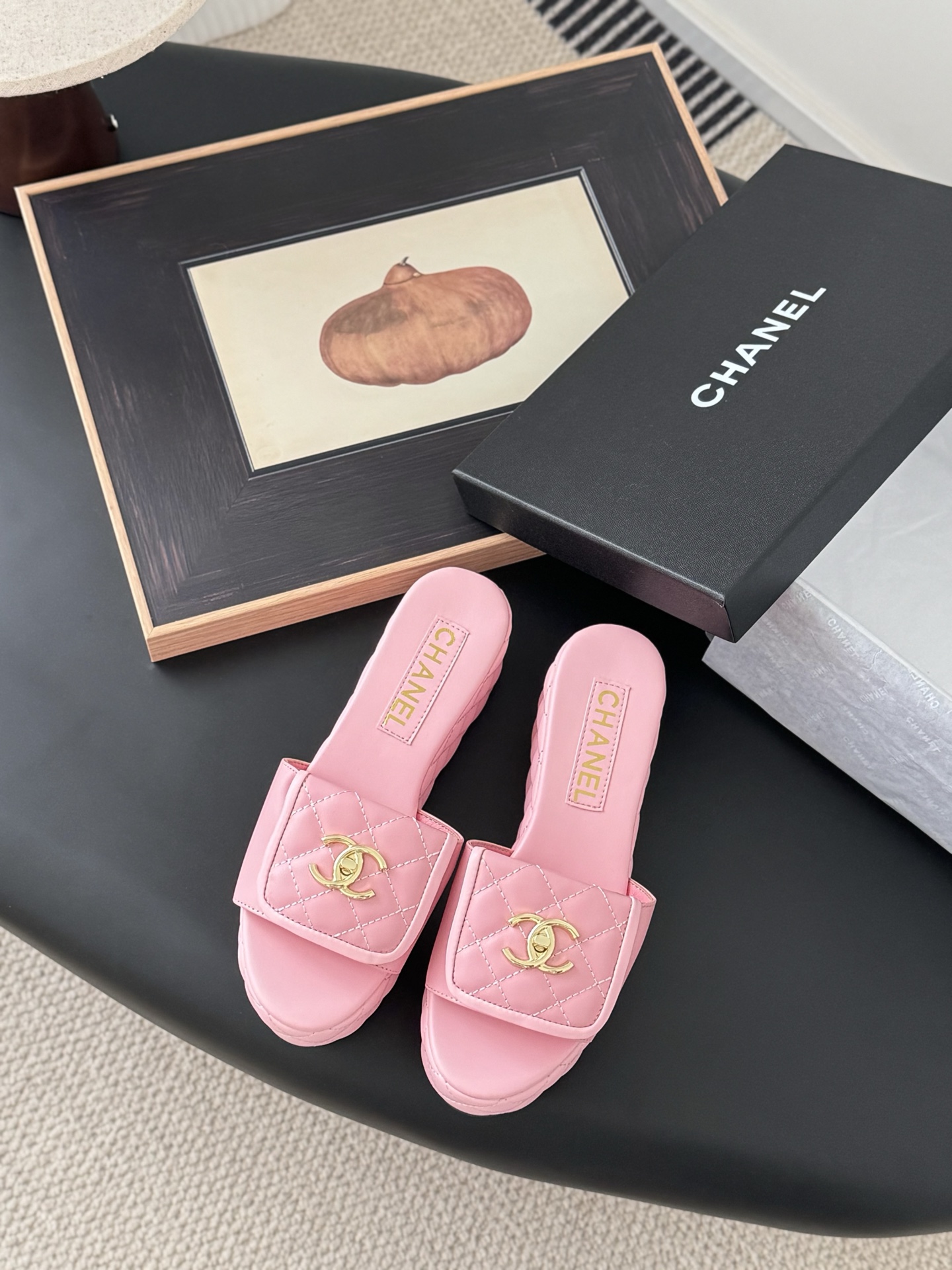 NO:222928,Chanel Xiaoxiang 25c new product, diamond-shaped thick-soled sponge cake slippers, a series of slippers that must be bought in summer. It is literary and fashionable. The dressing rate is too high. The thick sole is really yyds in terms of lengthening legs. It is versatile and comfortable. It becomes a long legs in seconds when it comes to the feet!  The upper is imported lambskin, the inner foot pad is silk sheepskin, the heel height is 5.5cm, size 35-39 (customized by 40/41), slippers, chanel, slippers, sheepskin19860909Chanel 小香25c新品 菱格厚底松糕拖鞋 夏天一定要入的拖鞋系列 可文艺可时髦 穿搭率实在太高了 厚底在拉长腿方面真的yyds 百搭舒适 上脚秒变大长腿！ 鞋面采用进口小羊皮 内里垫脚是丝绸羊皮 跟高5.5cm 码数35-39（40/41定制）,拖鞋,chanel,slippers,sheepskin,Women's Shoes