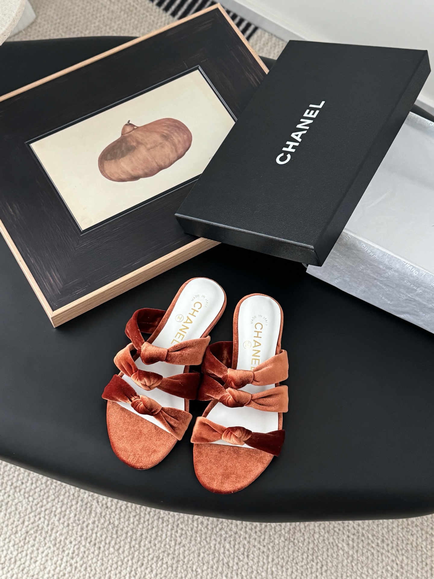 NO:222913,P cloth leather Chanel 25C early spring Mary Jane slippers series. Shoes this season are all great!  The pure black Mary Jane is very comfortable on her feet and the upper is soft, so you don’t have to worry about getting your feet worn. The rabbit ears are also cute, and the black and white color combination and black cloth look very good. The upper cowhide inner sheepskin leather outsole Size: 35-39 Other sizes customized, split-toe shoes, chanel, mary jane, slippers, cowhide, sheepskin, Leather soles19860909P布 皮 Chanel 25C早春玛丽珍拖鞋系列 这一季的鞋子都很棒耶！ 纯黑色玛丽珍上脚很舒服鞋面皮质也很软,不用担心会磨脚.兔耳朵也好可爱,黑白拼色和黑色布面都很好看. 鞋面牛皮 内里羊皮 真皮大底 Size:35-39 其它码数定做,分趾鞋,chanel,mary jane,slippers,cowhide,sheepskin,Leather soles,Women's Shoes