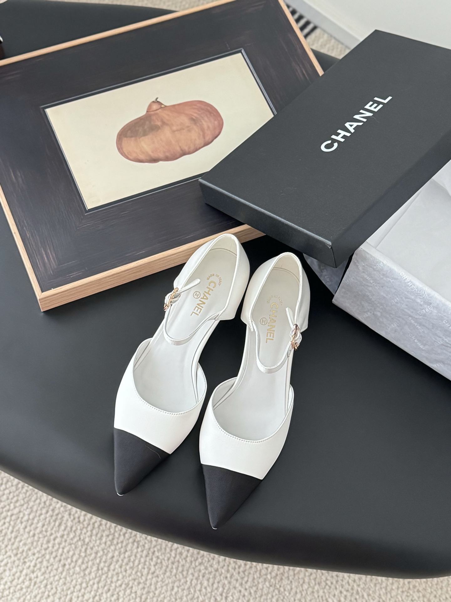 NO:222902,Chanel 25C new Mary Jane pointed toe single shoes. It is hard not to love the beautiful Mary Jane series. Silk upper, inner sheepskin, genuine leather outsole. Size: 35-39. Other sizes customized, single shoes, chanel, mary jane, sheepskin, real silk, Leather soles19860909Chanel 25C新款玛丽珍尖头单鞋 绝美玛丽珍系列很难不爱 鞋面真丝 内里羊皮 真皮大底 Size:35-39 其他码数定做,单鞋,chanel,mary jane,sheepskin,real silk,Leather soles,Women's Shoes