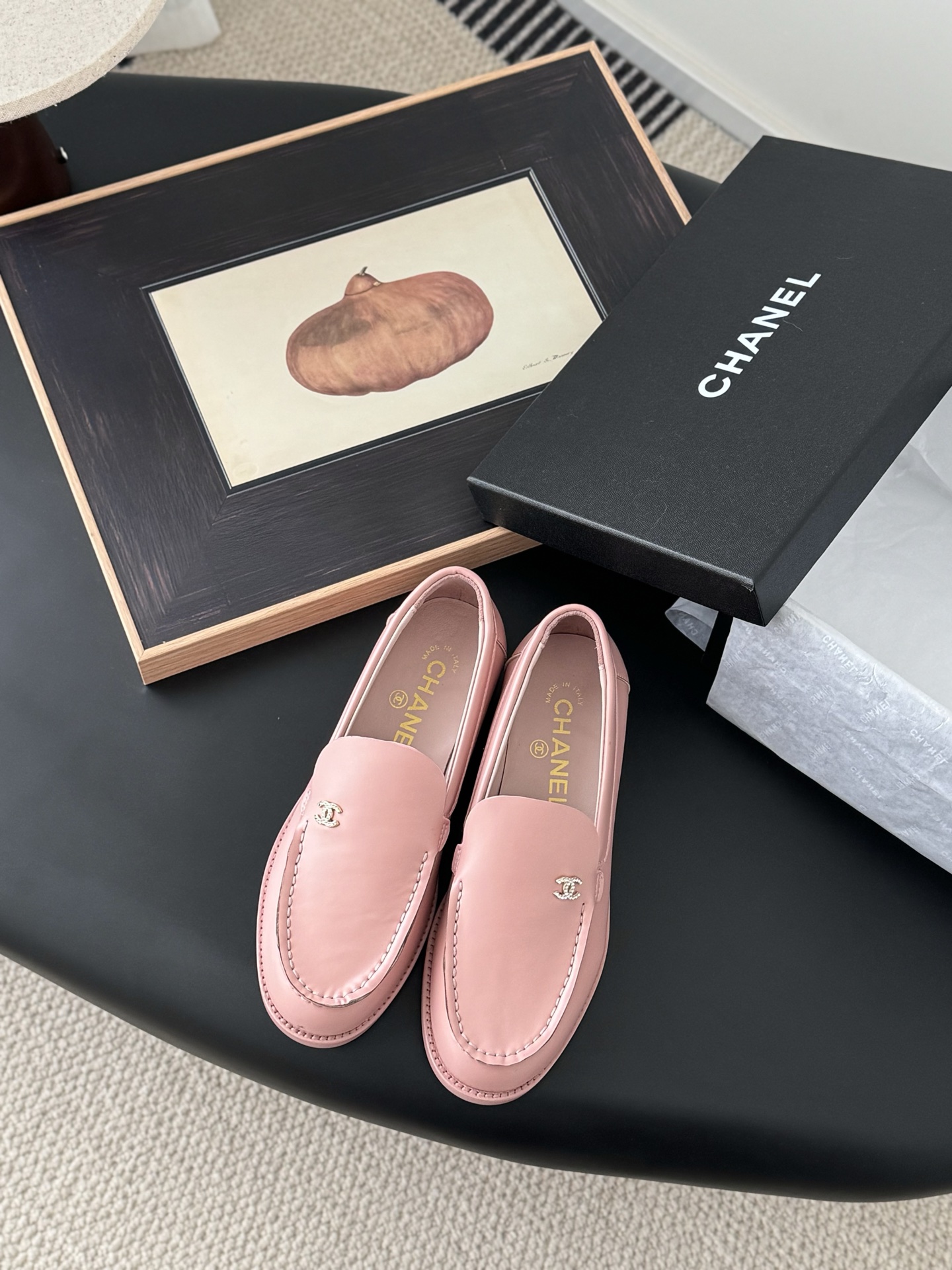 NO:222892,P rear strap single shoes Chanel 25C new double C buckle loafers return double C buckle design special Vintage full of retro flavor Loafers also grow aesthetically pleasing upper cowhide inner sheepskin original outsole Size: 35-39 Other sizes customized, loafers, chanel, loafers, cowhide, sheepskin19860909P后带 单鞋 Chanel 25C新款双C扣乐福鞋 回归的双C扣设计 特别Vintage 复古味十足 乐福鞋也长到了审美上 鞋面牛皮 内里羊皮 原版大底 Size:35-39 其他码数定做,乐福鞋,chanel,loafers,cowhide,sheepskin,Women's Shoes