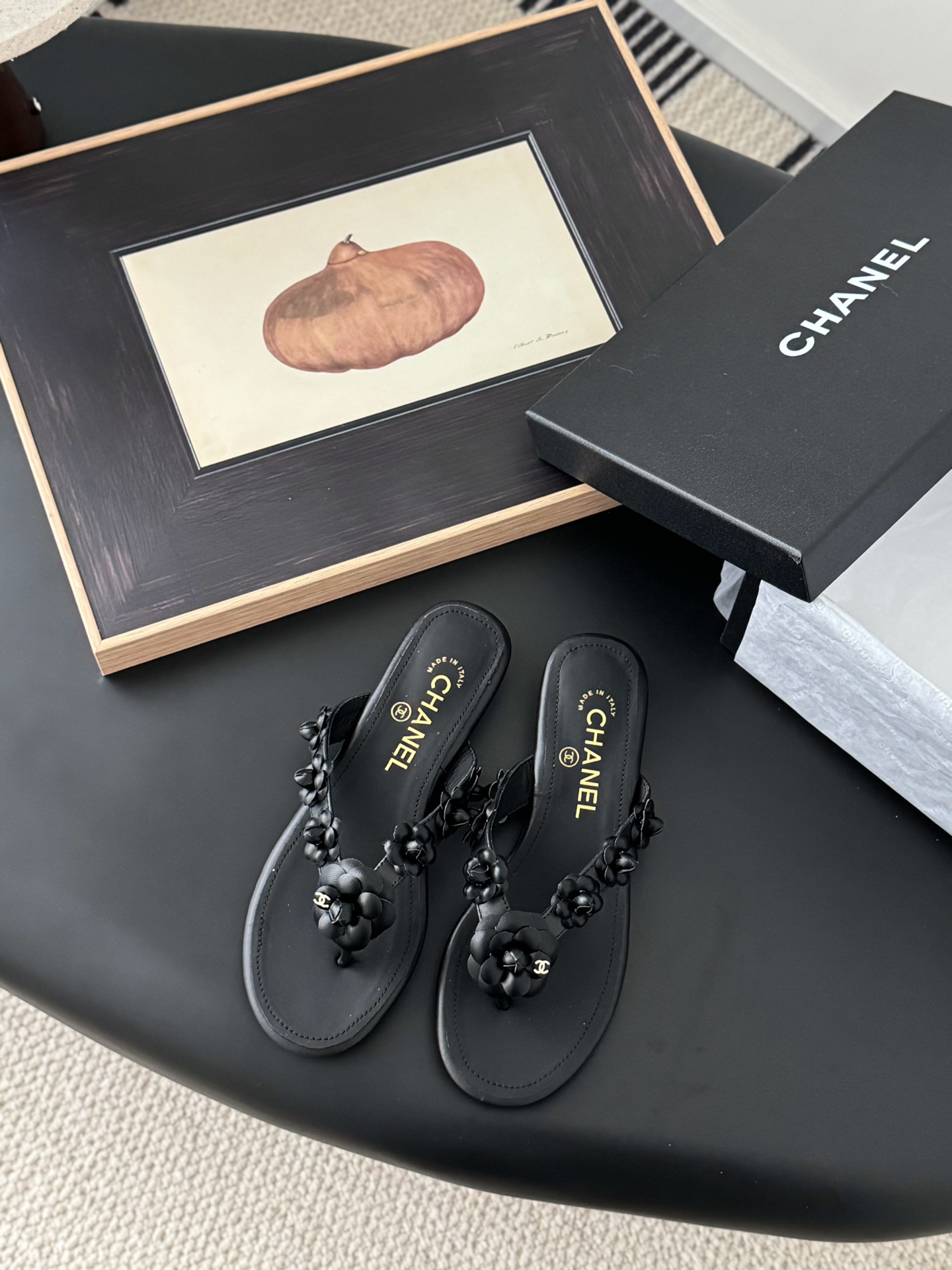 NO:222888,Chanel 25P new camellia slippers. Each exquisite flower has a small crystal flower core embellishment. I would like to call it the hydrangeas. The difference between this season's Mary Jane shoes is very unique and fairy. The half-hollow lace-up design is small and playful and invincible. The white lace-up is very beautiful and girlish. The upper inside is sheepskin leather sole. Size: 35-39 40 Custom made no return and exchange, slippers and sandals, chanel, sandals, mary jane, slippers, sheepskin, Leather soles19860909Chanel 25P新款山茶花拖鞋 精致的花朵每一朵都有小水晶花芯儿点缀我愿叫它星星点点的绣球花很别致又很仙女 这一季的玛丽珍鞋子区别与以前半镂空的系带设计小俏皮又无敌舒适 白色系奶乎乎穿起来很乖的少女感 鞋面内里羊皮 真皮大底 Size:35-39 40定做不退换,拖鞋凉鞋,chanel,sandals,mary jane,slippers,sheepskin,Leather soles,Women's Shoes