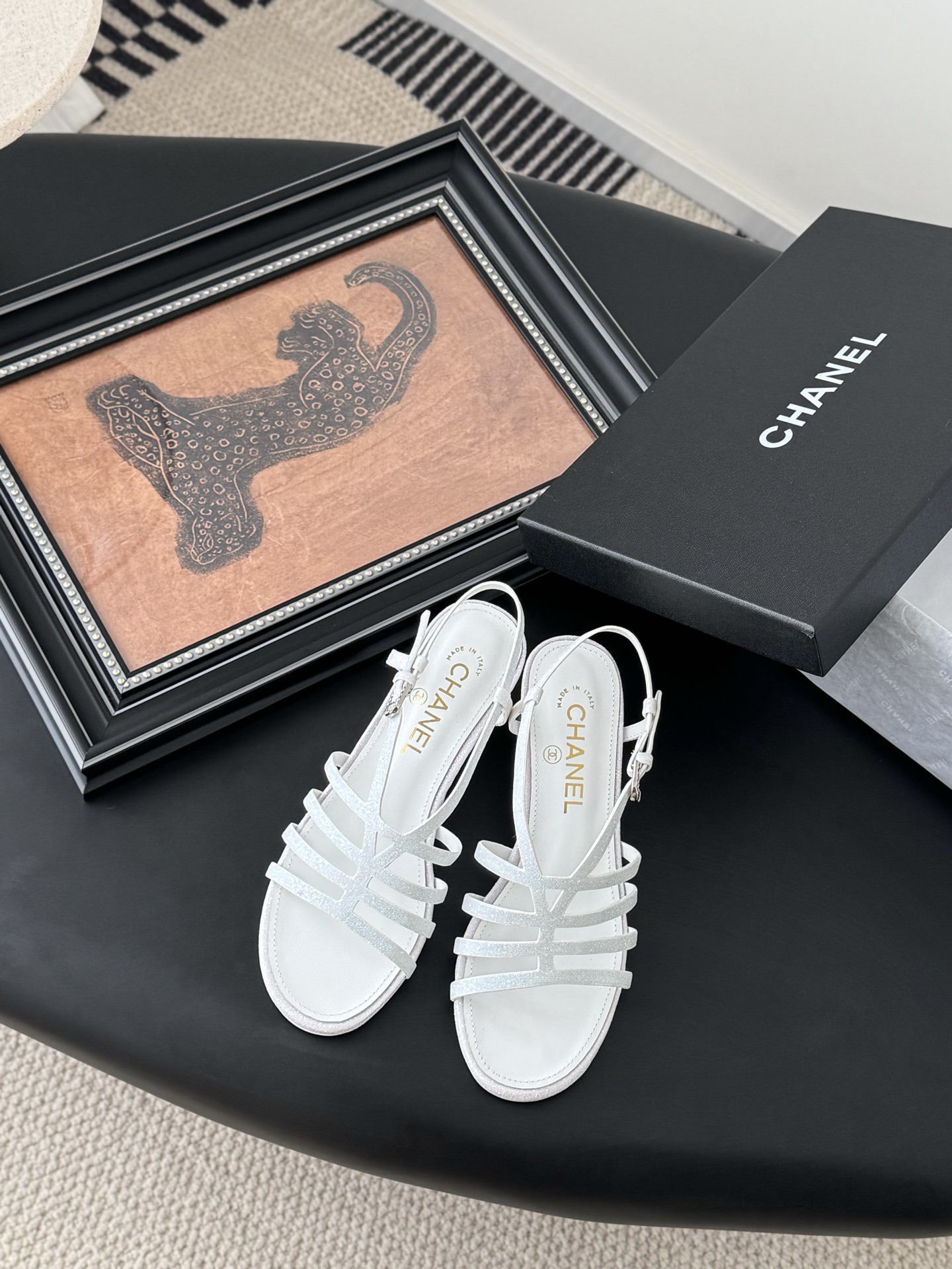 NO:222872,Chanel Vintage mid-range sandals are simple but not simple, and the feet are particularly thin. Customized upper surface, inner foot pad sheepskin, genuine leather soles. Heel height 5 Size: 35-39 Other sizes customized, sandals, chanel, sandals, sheepskin, Leather soles19860909Chanel Vintage中古系列凉鞋 简约而不简单的款,上脚特别显脚细. 鞋面定制面,内里垫脚羊皮,真皮大底. 跟高5 Size:35-39 其它码数定做,凉鞋,chanel,sandals,sheepskin,Leather soles,Women's Shoes