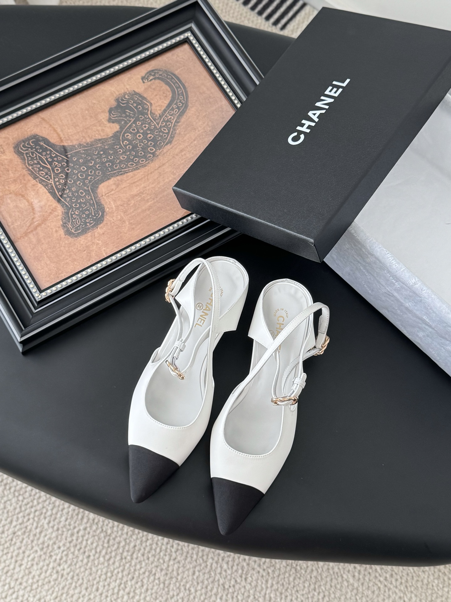 NO:222857,Chanel 25C new Mary Jane pointed toe single shoes. It is hard not to love the beautiful Mary Jane series. Silk upper, inner sheepskin, genuine leather outsole. Size: 35-39. Other sizes customized, single shoes, chanel, mary jane, sheepskin, real silk, Leather soles19860909Chanel 25C新款玛丽珍尖头单鞋 绝美玛丽珍系列很难不爱 鞋面真丝 内里羊皮 真皮大底 Size:35-39 其他码数定做,单鞋,chanel,mary jane,sheepskin,real silk,Leather soles,Women's Shoes
