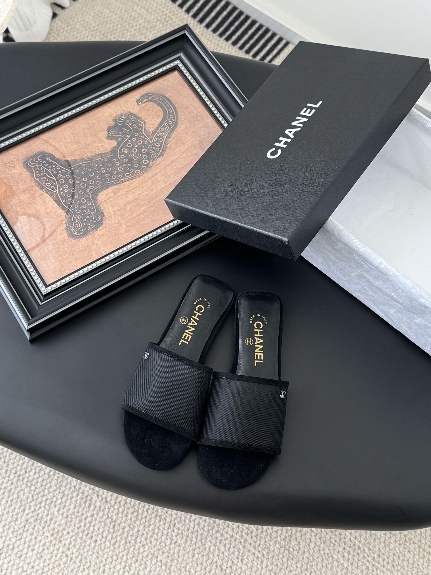 NO:222831,Chanel 25P new mesh slippers, spring and summer main style, super exciting style. A must-have item for travel, it looks good no matter how you wear it. Upper mesh, inner sheepskin, genuine leather sole Size:35-39 40 41 42 Custom made, slippers, chanel, slippers, sheepskin19860909Chanel 25P新款网纱面拖鞋 春夏主季打款,超爆级款的节奏. 出行必单备品,随意搭配么怎穿都好看. 鞋面网纱面 内里羊皮 真皮底 Size:35-39 40 41 42定做,拖鞋,chanel,slippers,sheepskin,Women's Shoes