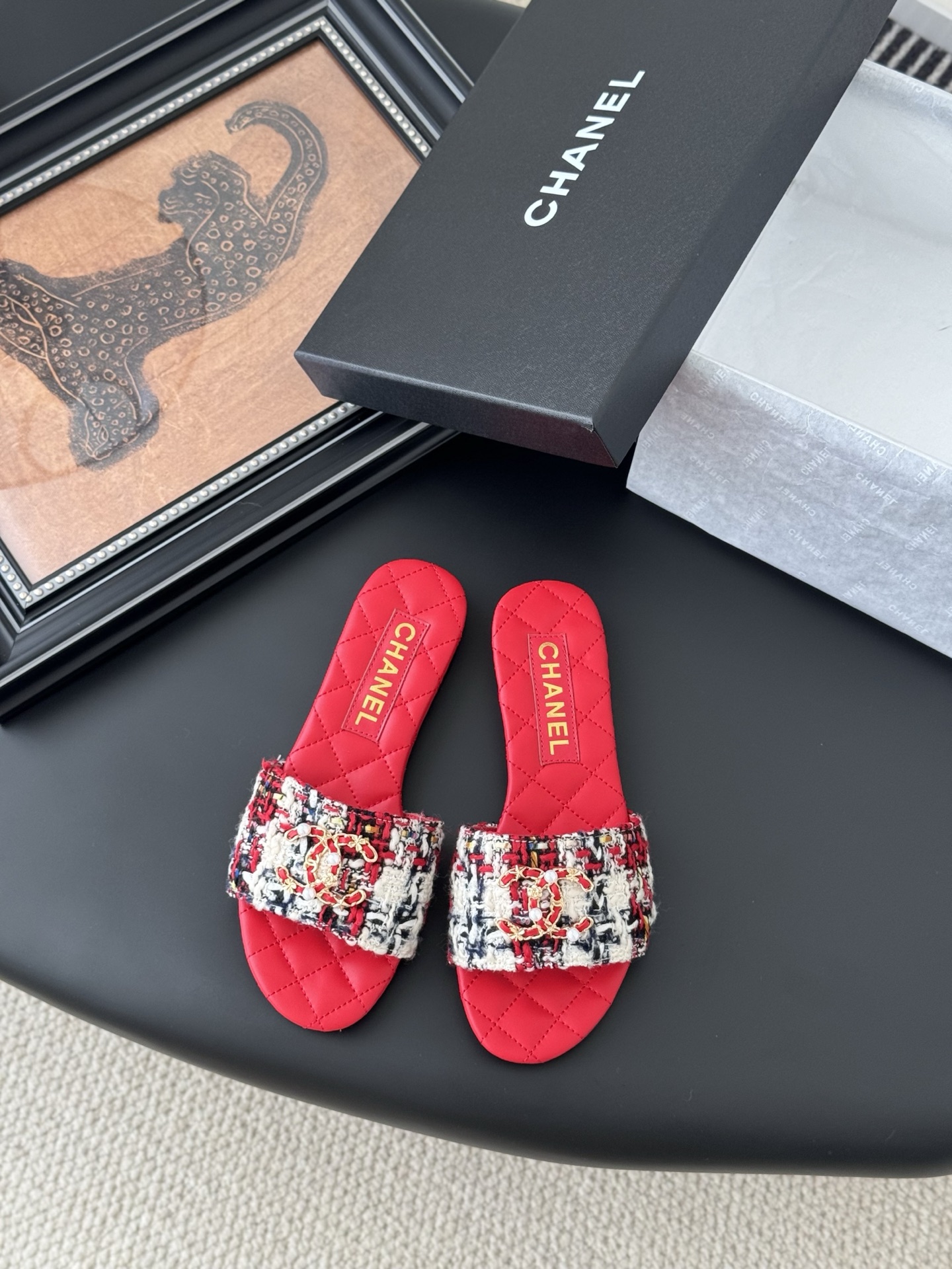 NO:222846,P flat sole high heel Chanel 25K new diamond slippers Spring and summer new style, high version and high quality. Upper Nicloth, footbed sheepskin, genuine leather sole!  Size:35-39 Other sizes customization, slippers, chanel, slippers, sheepskin, Leather soles19860909P平底 高跟 Chanel 25K新款菱格拖鞋 春夏新款,高版本高品质. 鞋面妮布,垫脚羊皮,真皮大底！ Size:35-39 其他码数定做,拖鞋,chanel,slippers,sheepskin,Leather soles,Women's Shoes