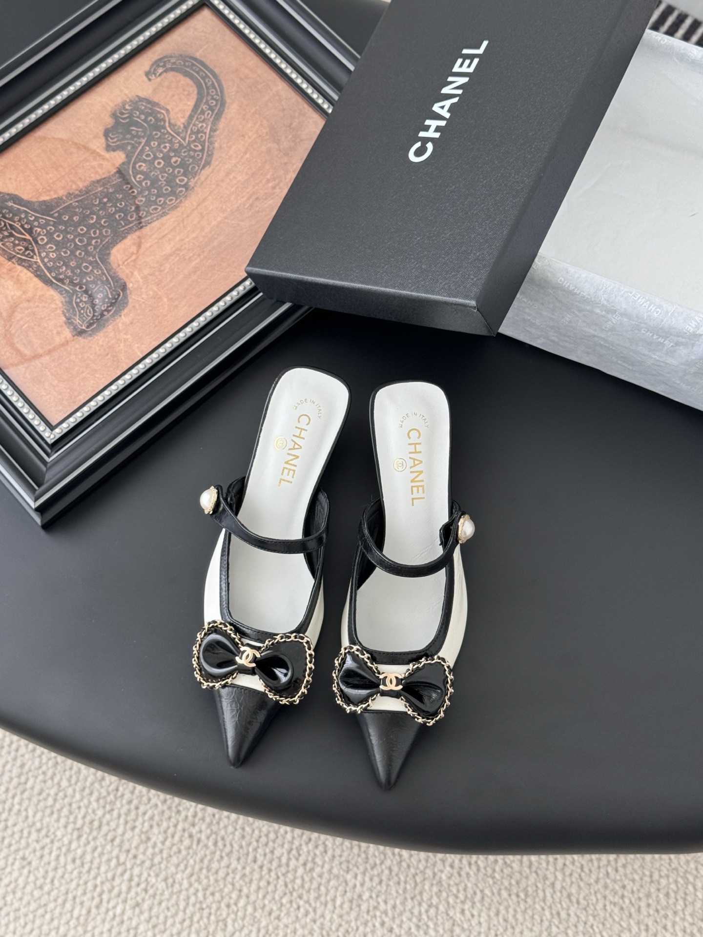 NO:222870,Chanel Vintage mid-range sandals are simple but not simple, and the feet are particularly thin. Customized upper surface, inner foot pad sheepskin, thickened leather sole. Heel height 5 Size: 35-39 Other sizes customized, sandals, chanel, sandals, sheepskin, Leather soles19860909Chanel Vintage中古系列凉鞋 简约而不简单的款,上脚特别显脚细. 鞋面定制面,内里垫脚羊皮,加厚真皮大底. 跟高5 Size:35-39 其它码数定做,凉鞋,chanel,sandals,sheepskin,Leather soles,Women's Shoes