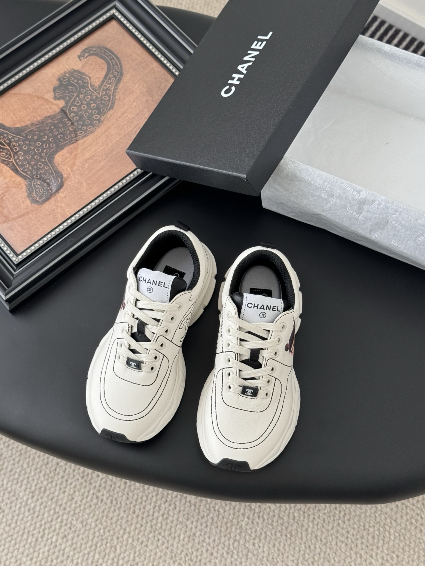 NO:259363,Chanel 25C new silver horn king sports and casual shoes, versatile white shoes, style matching will not go wrong, contrasting color matching is full of vitality, side imprint logo, foot very delicate, original custom upper material, original outsole Size: 35-44, casual shoes/sports shoes, chanel, alexander wang, sneakers19860909Chanel 25C新款银角大王运动休闲鞋 百搭小白鞋 款式搭配不会出错 撞色搭配活力满满啊 侧面压印logo 上脚很秀气 鞋面原版定制材料 原版大底 Size:35-44,休闲鞋/运动鞋,chanel,alexander wang,sneakers,Women's Shoes