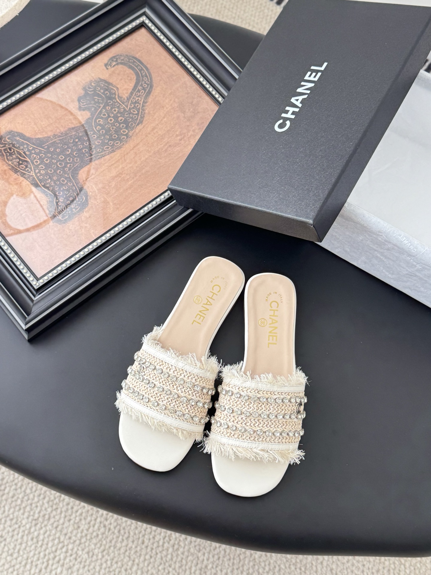NO:222852,Chanel 25P new slippers, spring and summer main style, super exciting style. A must-have item for travel, it looks good no matter how you wear it. Upper mesh, inner sheepskin, genuine leather sole Size:35-39 40 41 42 Custom made, slippers, chanel, slippers, sheepskin19860909Chanel 25P新款拖鞋 春夏主季打款,超爆级款的节奏. 出行必单备品,随意搭配么怎穿都好看. 鞋面网纱面 内里羊皮 真皮底 Size:35-39 40 41 42定做,拖鞋,chanel,slippers,sheepskin,Women's Shoes