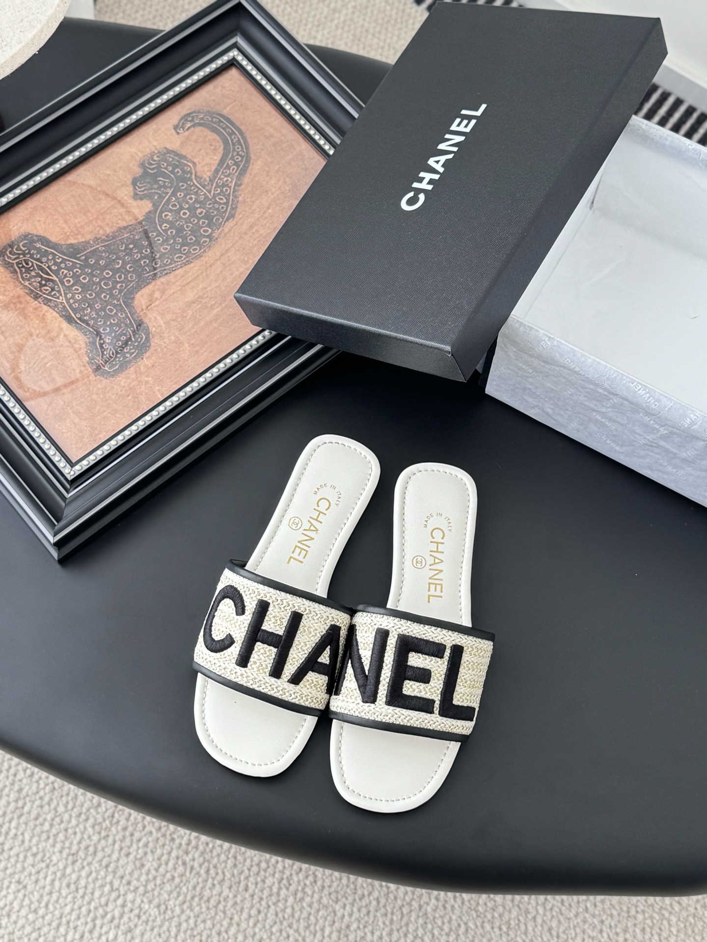 NO:222860,Chanel 25K new letter slippers, sheepskin woven surface, inner sheepskin, genuine leather outsole Size:35-39 Other sizes customized, slippers, chanel, slippers, sheepskin, Leather soles19860909Chanel 25K新款字母拖鞋 羊皮编织面 内里羊皮 真皮大底 Size:35-39 其他码数定做,拖鞋,chanel,slippers,sheepskin,Leather soles,Women's Shoes