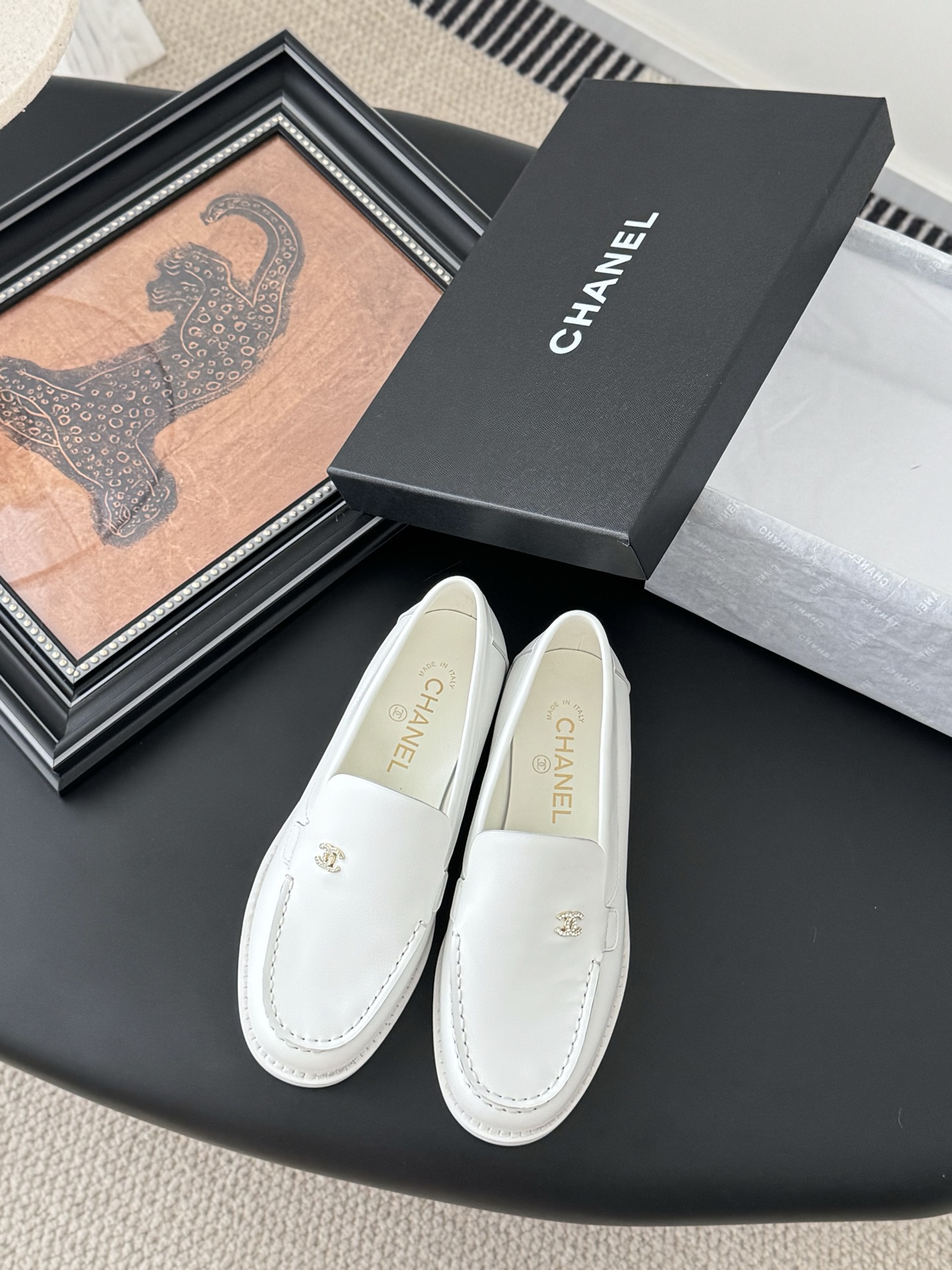 NO:222849,Top purchasing version P rear strap single shoes Chanel 25C new double C buckle loafers Returned double C buckle design Special Vintage full of retro flavor Loafers also grows aesthetically pleasing upper cowhide inner sheepskin original outsole Size: 35-39 Other sizes customized, loafers, chanel, loafers, cowhide, sheepskin19860909顶级代购版本 P后带 单鞋 Chanel 25C新款双C扣乐福鞋 回归的双C扣设计 特别Vintage 复古味十足 乐福鞋也长到了审美上 鞋面牛皮 内里羊皮 原版大底 Size:35-39 其他码数定做,乐福鞋,chanel,loafers,cowhide,sheepskin,Women's Shoes