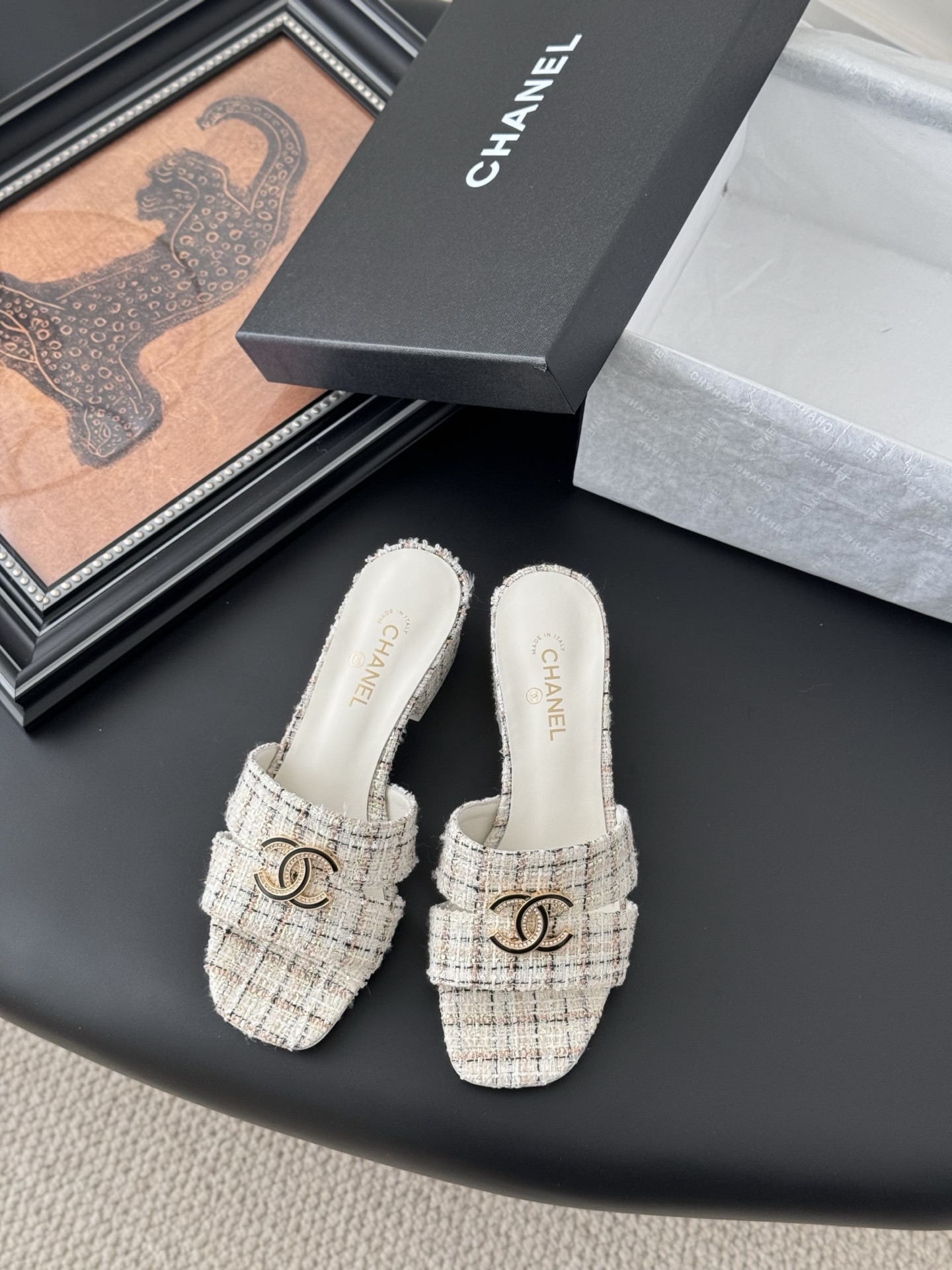 NO:233575,Chanel 25C Early Spring Mary Jane Slippers Series Shoes this season are all great!  The pure black Mary Jane is very comfortable on her feet and the upper is soft, so you don’t have to worry about getting your feet worn. The rabbit ears are also cute, and the black and white color combination and black cloth look very good. The upper cowhide inner sheepskin leather outsole Size: 35-39 Other sizes customized, slippers, chanel, mary jane, slippers, cowhide, sheepskin, Leather soles19860909Chanel 25C早春玛丽珍拖鞋系列 这一季的鞋子都很棒耶！ 纯黑色玛丽珍上脚很舒服鞋面皮质也很软,不用担心会磨脚.兔耳朵也好可爱,黑白拼色和黑色布面都很好看. 鞋面牛皮 内里羊皮 真皮大底 Size:35-39 其它码数定做,拖鞋,chanel,mary jane,slippers,cowhide,sheepskin,Leather soles,Women's Shoes