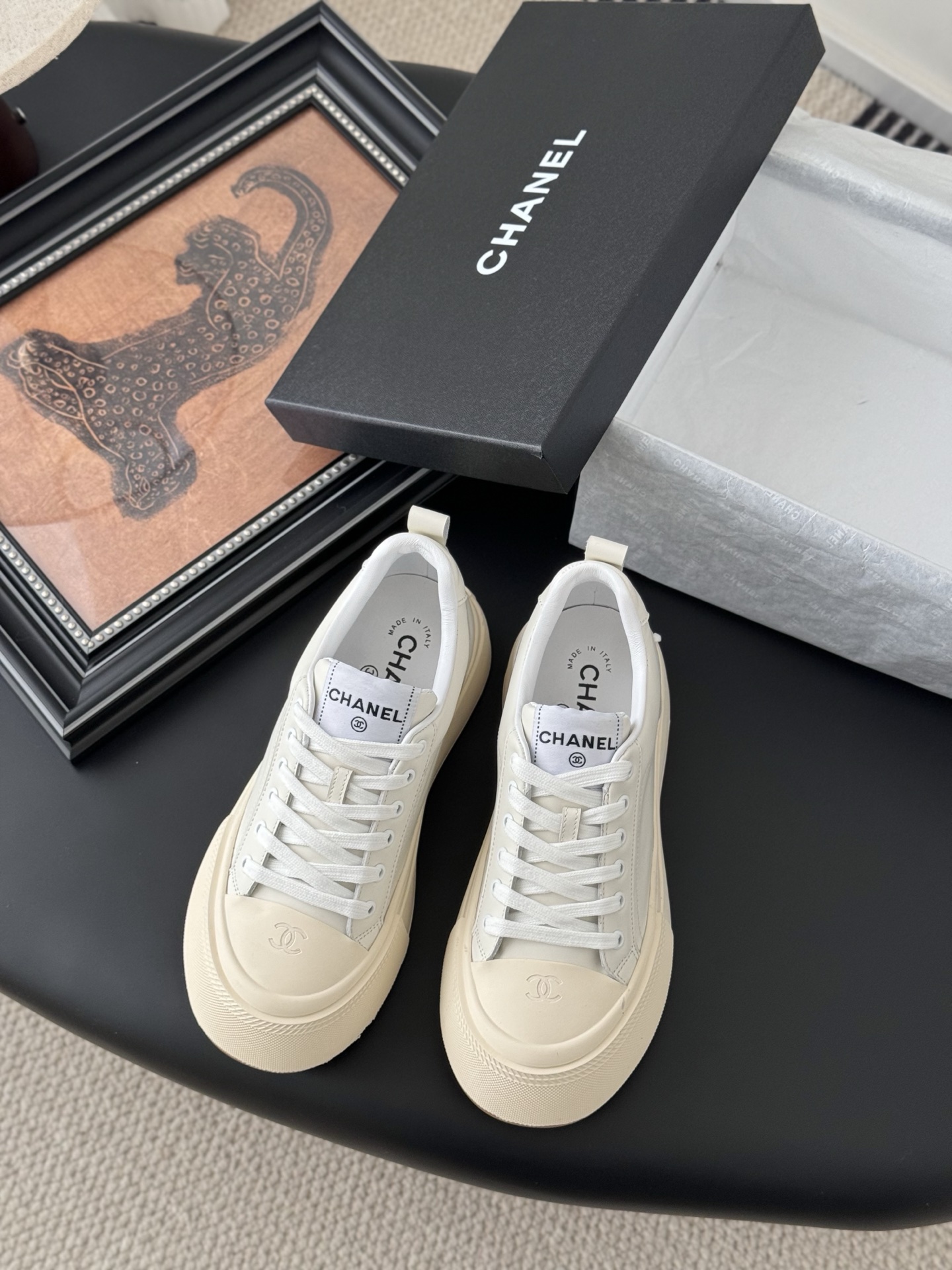 NO:233569,Chanel top quality thick-soled sponge cake casual shoes Recommended upper cowhide, casual and versatile, thick sole height increases by 5cm, sheepskin footbed, original PTU rubber combination sole!  Desirable and non-slip, invincible temperament on the feet, super comfortable Size: 35-40, casual shoes/sports shoes, chanel, sneakers, cowhide, sheepskin19860909Chanel 顶级品质厚底松糕休闲鞋 推荐款鞋面牛皮 休闲又百搭 厚底内增高5cm 羊皮垫脚 原版PTU橡胶组合大底！耐穿防滑 上脚无敌气质 超舒适  Size:35-40,休闲鞋/运动鞋,chanel,sneakers,cowhide,sheepskin,Women's Shoes