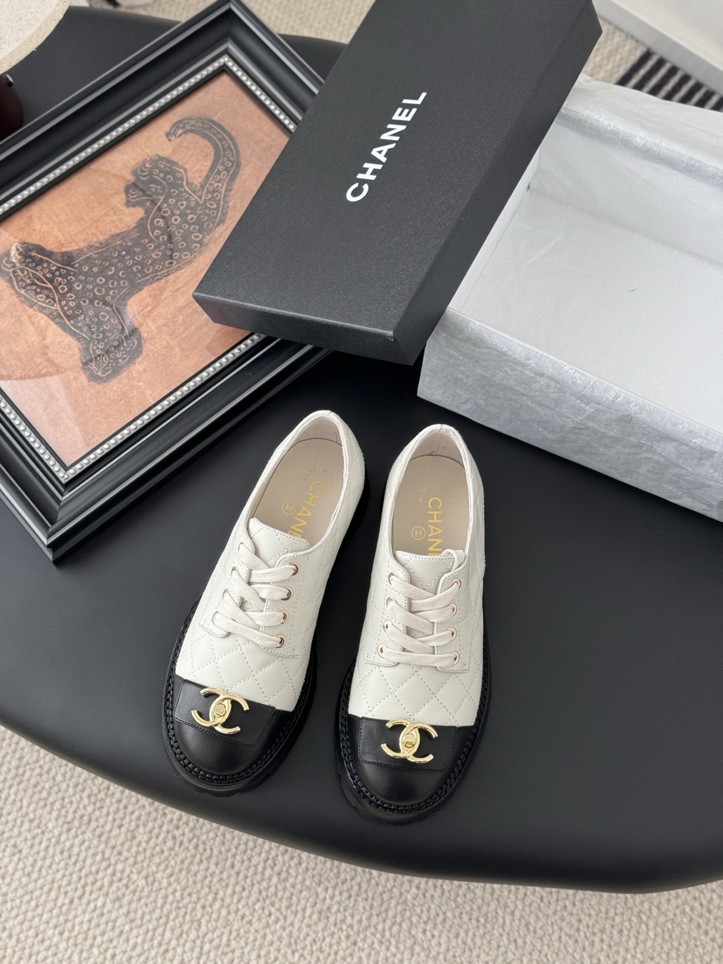 NO:233566,Chanel Xiaoxiang 25K new single shoes, original 1:1 replica, classic among classics, whether paired with pants or skirts, the small round head design is very good to modify the foot shape, a must-have for little fairies!  The upper is made of imported calfskin, top-grade mixed-bred sheepskin inside, original outsole, size 35-39 (customized by 40/41), single shoes, chanel, skirts, cowhide, sheepskin19860909Chanel 小香25K新品单鞋 原版1:1复刻 经典中的经典 无论搭配裤装还是裙装都是完美 小圆头的设计很好的修饰脚型 小仙女们必备！ 鞋面采用进口小牛皮 内里顶级混种羊皮 原版大底 码数 35-39（40/41定制）,单鞋,chanel,skirts,cowhide,sheepskin,Women's Shoes