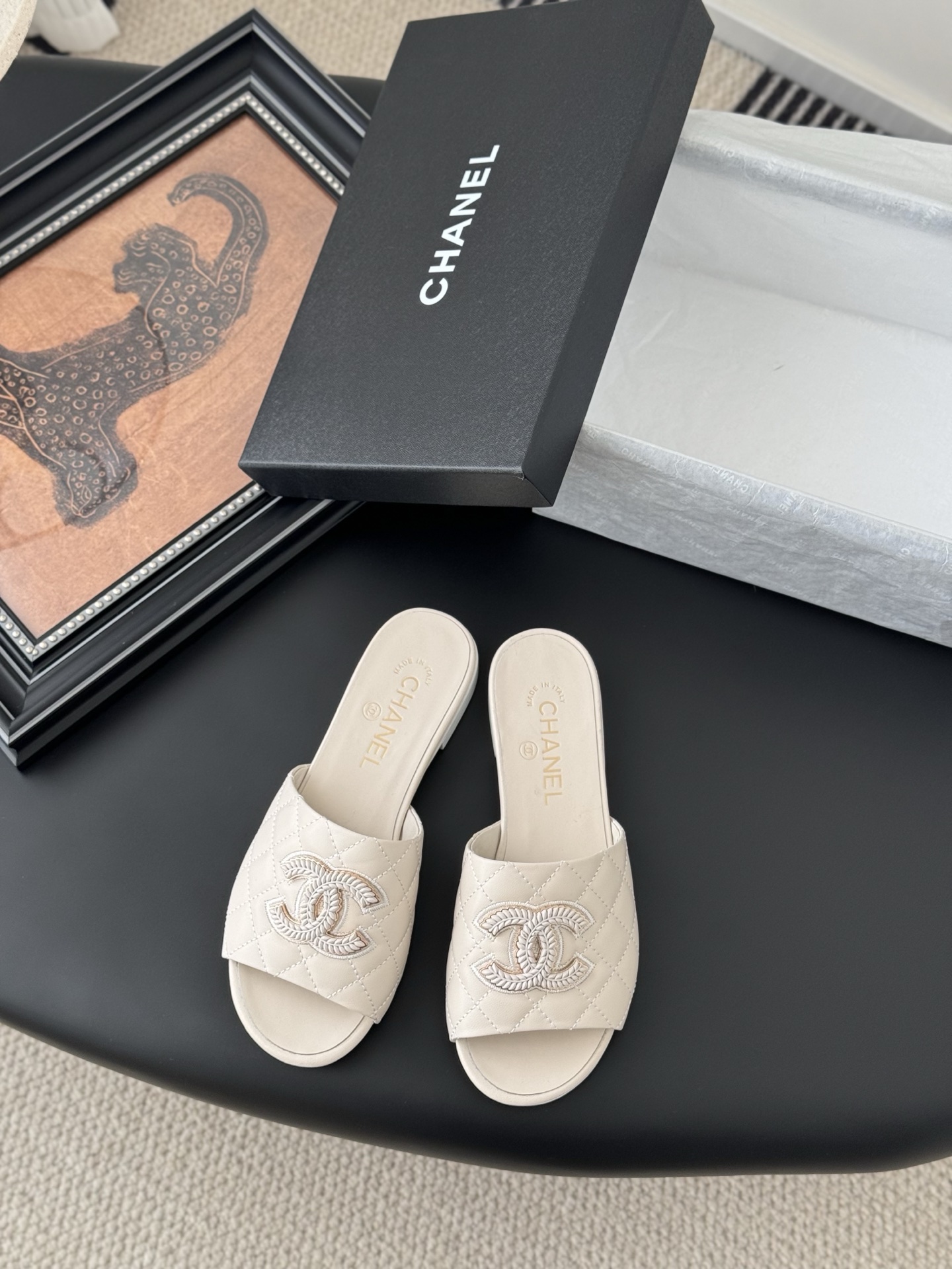 NO:233573,Chanel 25C early spring new series slippers As always, the classic double C layout, upper inner sheepskin leather outsole Size: 35-39 Other sizes are fixed, slippers, chanel, slippers, sheepskin, Leather soles19860909Chanel 25C早春新款系列拖鞋 一如既往的高版本 经典双C版面 鞋面内里羊皮 真皮大底 Size:35-39 其他码数定,拖鞋,chanel,slippers,sheepskin,Leather soles,Women's Shoes