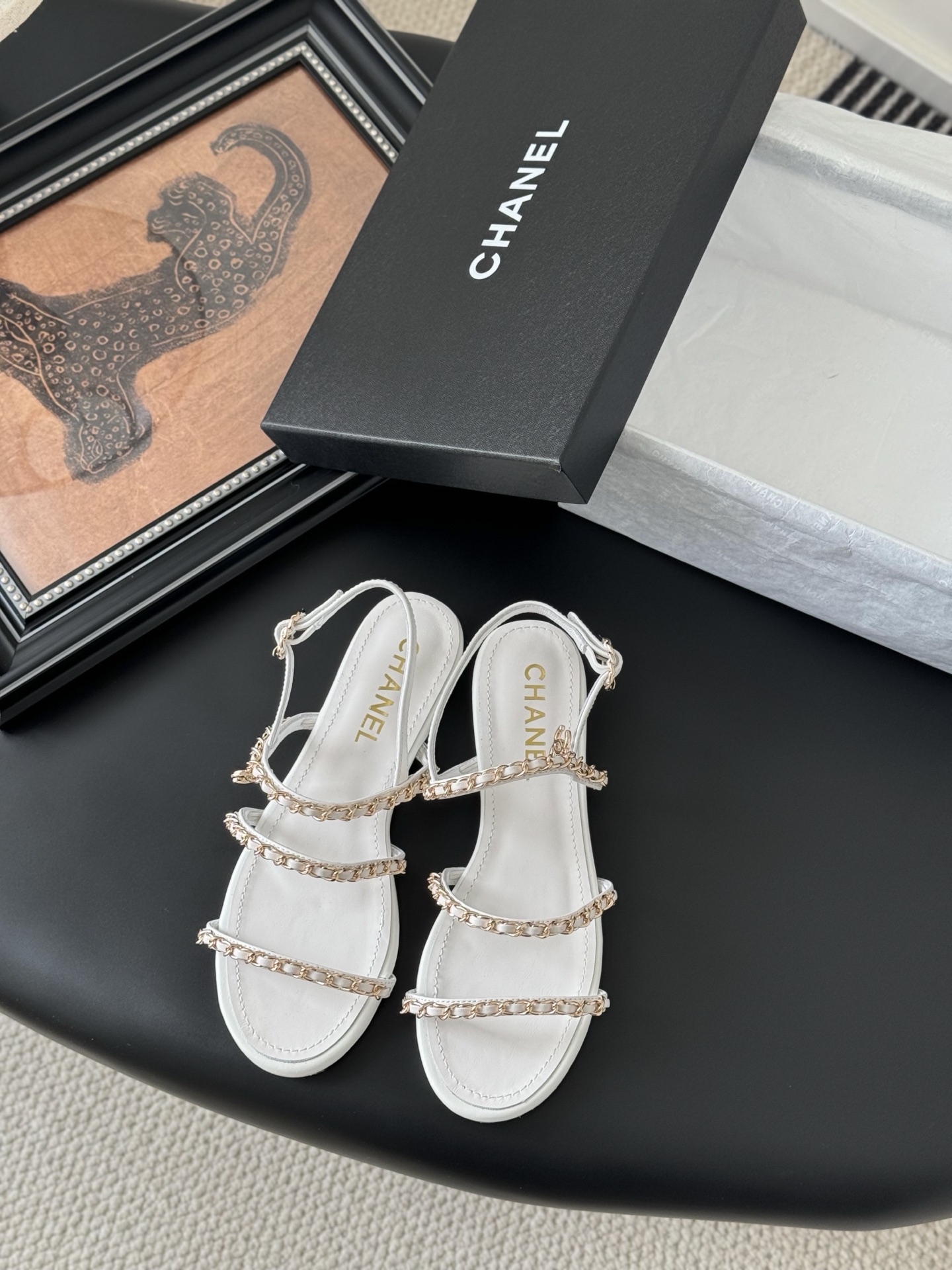 NO:233568,Chanel 25C spring and summer new full series chain slippers, full series first release, I have it in the counter!  High-quality upper cowhide/original fabric inner sheepskin leather outsole Size:35-39 Other sizes are set, sandals, chanel, sandals, slippers, cowhide, sheepskin, Leather soles19860909Chanel 25C春夏新款全系列链条拖鞋 全系列首发 专柜有的我都有！ 高版本高品质 鞋面牛皮/原版面料 内里羊皮 真皮大底 Size:35-39 其他码数定,凉鞋,chanel,sandals,slippers,cowhide,sheepskin,Leather soles,Women's Shoes