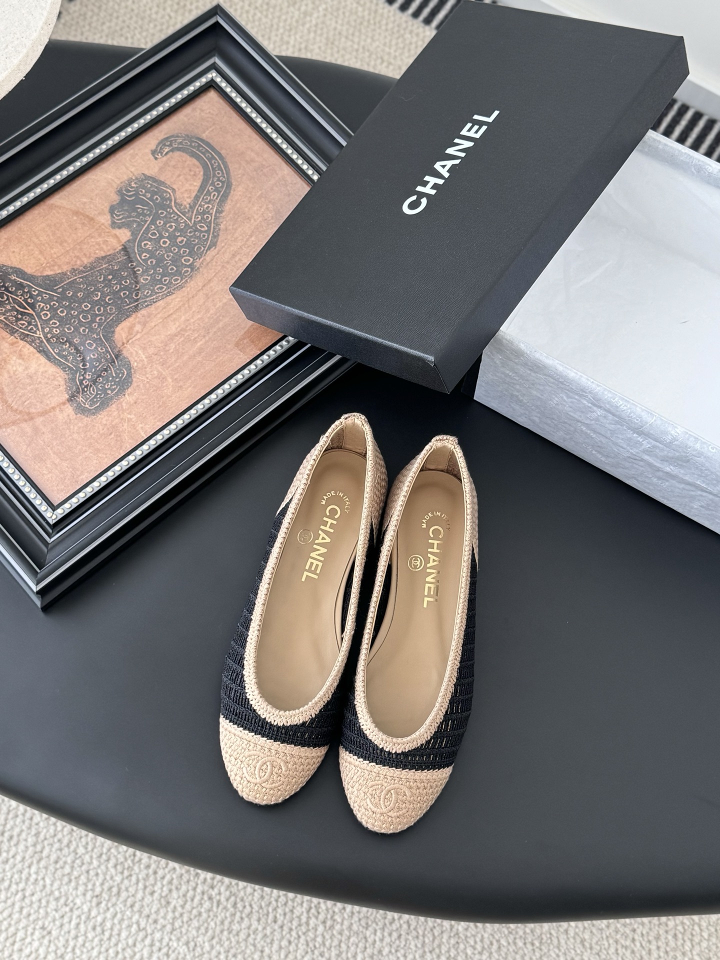 NO:233561,Chanel 25S new color ballet shoes original 1:1 replica classics. It is perfect for pairing with pants and skirts. The small round head design is very good to modify the foot shape, a must-have for little fairies!  Heel height 2.5cm Size 35-41 (40 custom made without return), ballet shoes, chanel, skirts19860909Chanel 25S新色芭蕾舞鞋 原版1:1复刻 经典中的经典 无论搭配裤装还是裙装都是完美 小圆头的设计很好的修饰脚型 ,小仙女们必备！ 跟高2.5cm 码数 35-41（40定制不退换),芭蕾舞鞋,chanel,skirts,Women's Shoes