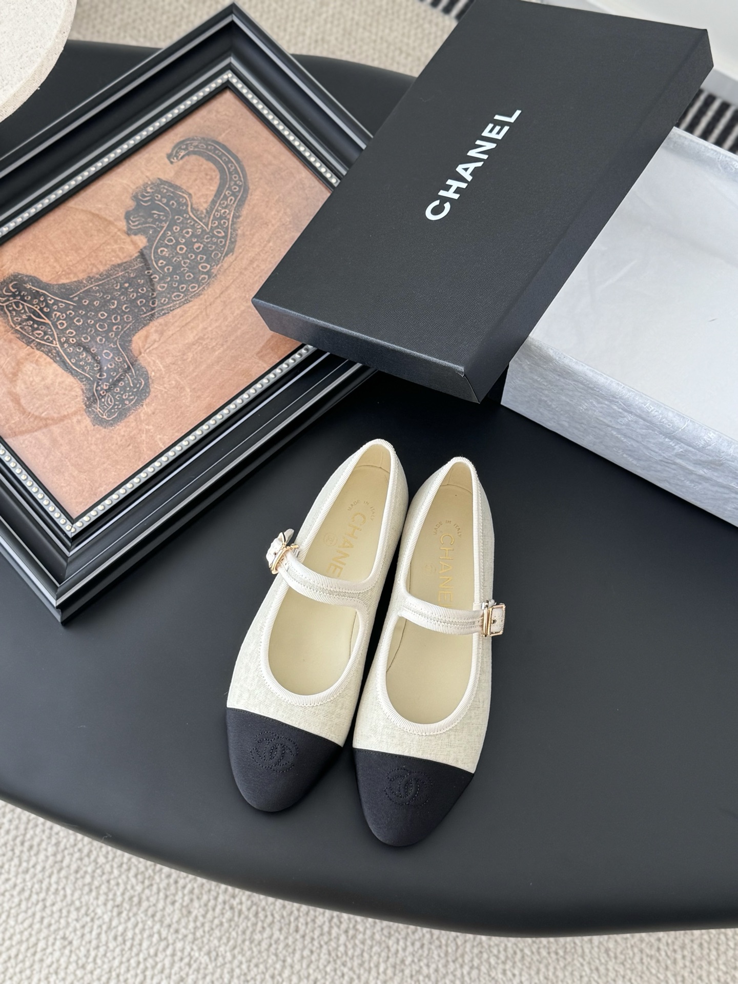 NO:559062,The first-generation Chanel 25s catwalk style Mary Jane shoes in new colors are simple yet sweet and playful!  Corduroy twill splicing fabric, three-dimensional electric embroidered logo, solid color fabric is refreshing and easy to wear, and buttons are more suitable for heels. Sheepskin lining, genuine leather outsole Size: 35-43 (40/41/42/43 orders are non-refundable and non-exchangeable), Mary Jane, chanel, mary jane, sheepskin, Leather soles19860909代*级  新色上新 Chanel 25s走秀款玛丽珍单鞋 简约又不失甜美俏皮！ 灯芯绒斜纹拼接面料,立体电绣logo,纯色面料清爽易搭,搭配扣子更加跟脚.内里羊皮 真皮大底 Size:35-43(40/41/42/43订单不退不换),玛丽珍,chanel,mary jane,sheepskin,Leather soles,Women's Shoes