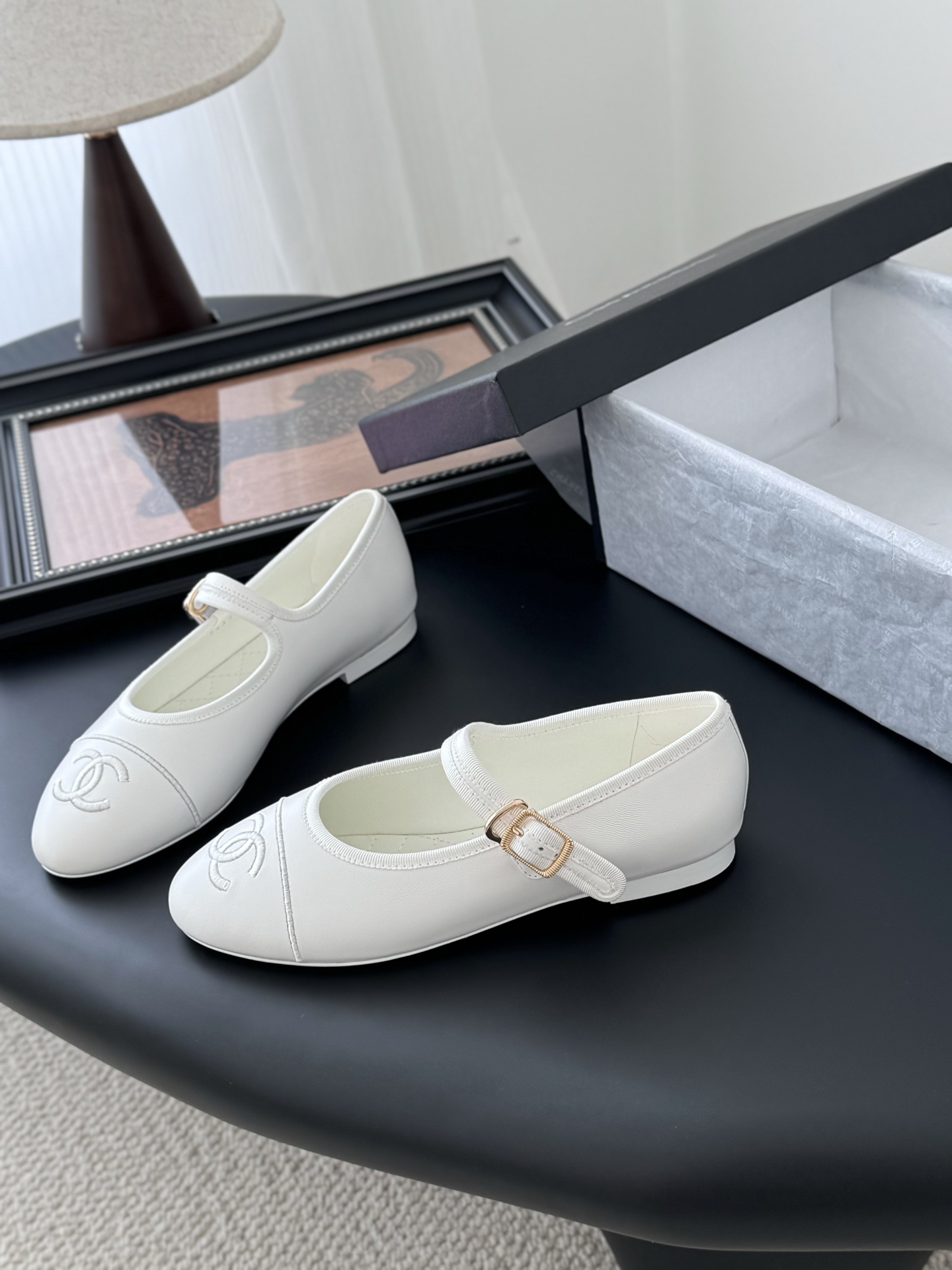 NO:559060,The first-generation Chanel 25s catwalk style Mary Jane shoes in new colors are simple yet sweet and playful!  Corduroy twill splicing fabric, three-dimensional electric embroidered logo, solid color fabric is refreshing and easy to wear, and buttons are more suitable for heels. Sheepskin lining, genuine leather outsole Size: 35-43 (40/41/42/43 customized, non-returnable and non-exchangeable), Mary Jane, chanel, mary jane, sheepskin, Leather soles19860909代*级  新色上新 Chanel 25s走秀款玛丽珍单鞋 简约又不失甜美俏皮！ 灯芯绒斜纹拼接面料,立体电绣logo,纯色面料清爽易搭,搭配扣子更加跟脚.内里羊皮 真皮大底 Size:35-43 (40/41/42/43定做不退不换),玛丽珍,chanel,mary jane,sheepskin,Leather soles,Women's Shoes