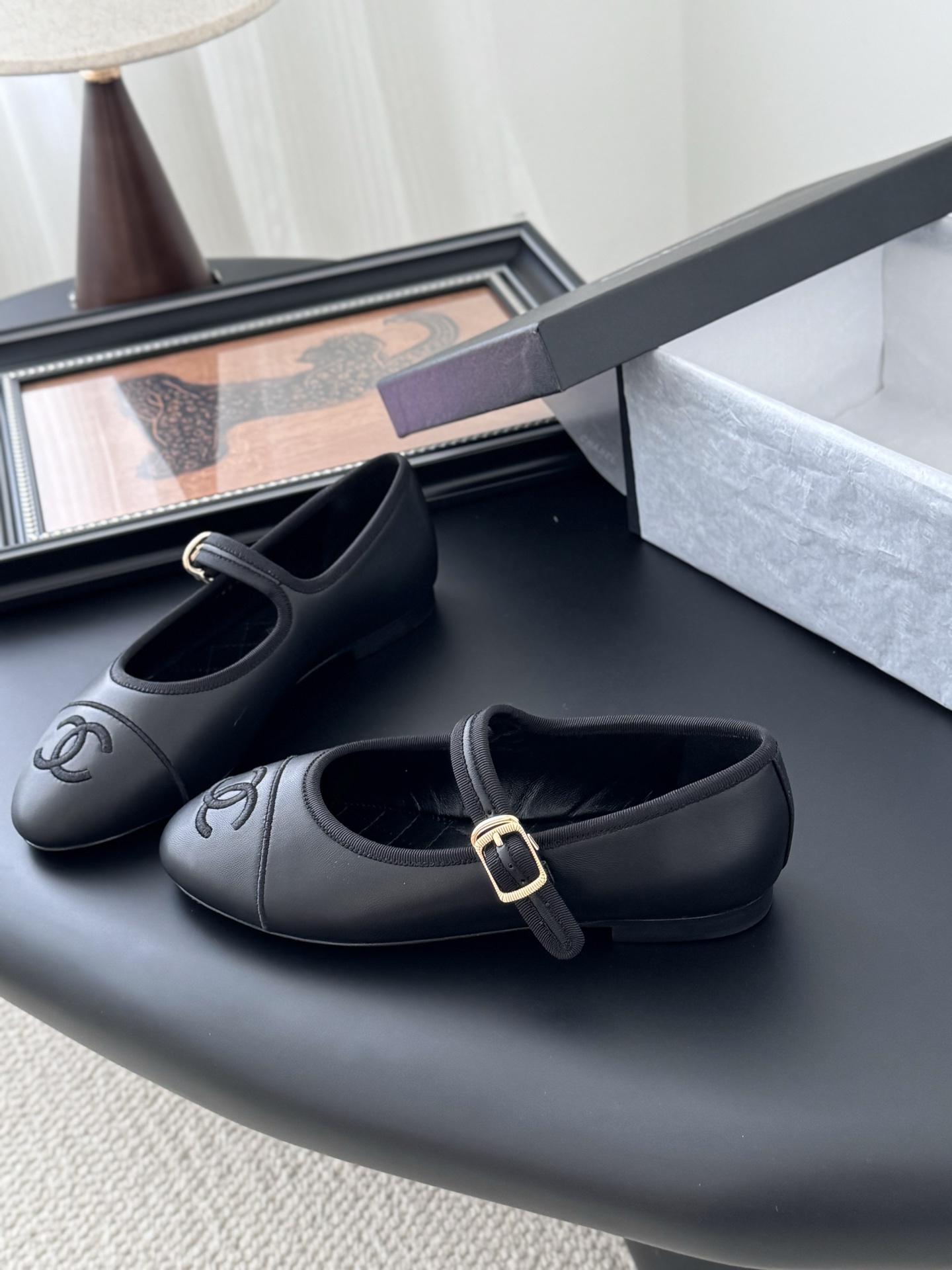 NO:559064,The first-generation Chanel 25s catwalk style Mary Jane shoes in new colors are simple yet sweet and playful!  Corduroy twill splicing fabric, three-dimensional electric embroidered logo, solid color fabric is refreshing and easy to wear, and buttons are more suitable for heels. Sheepskin lining, genuine leather outsole Size: 35-43 (40/41/42/43 customized, non-returnable and non-exchangeable), Mary Jane, chanel, mary jane, sheepskin, Leather soles19860909代*级  新色上新 Chanel 25s走秀款玛丽珍单鞋 简约又不失甜美俏皮！ 灯芯绒斜纹拼接面料,立体电绣logo,纯色面料清爽易搭,搭配扣子更加跟脚.内里羊皮 真皮大底 Size:35-43 (40/41/42/43定做不退不换),玛丽珍,chanel,mary jane,sheepskin,Leather soles,Women's Shoes